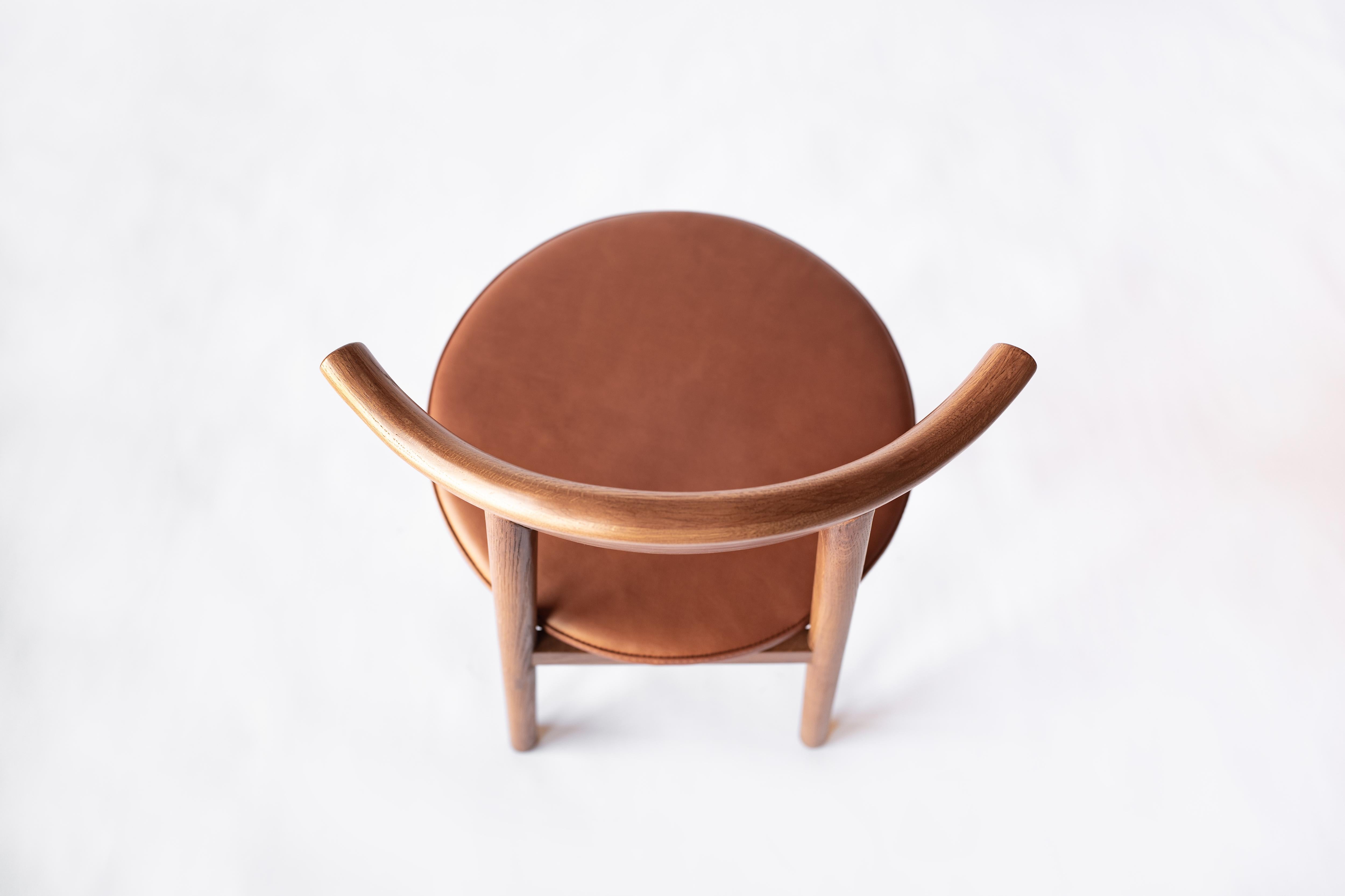 Sun at Six ist ein Studio für zeitgenössisches Möbeldesign, das mit traditionellen chinesischen Tischlermeistern zusammenarbeitet, um unsere Stücke in Handarbeit zu fertigen, wobei traditionelle Tischlerarbeiten verwendet werden. Der Stuhl Ember ist