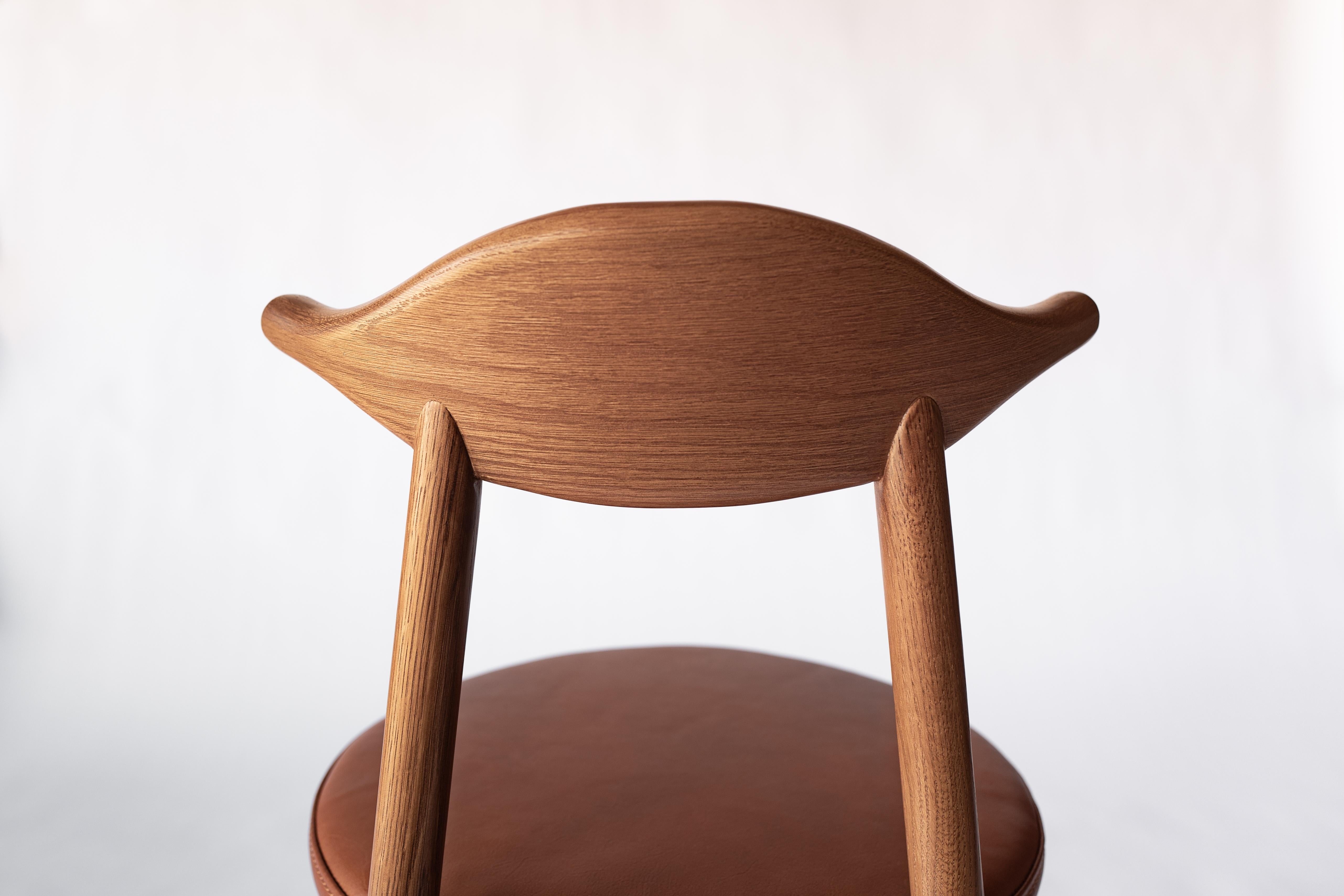 Ember Chair Leder von Sun at Six, Siena/Umber, Midcentury-Stuhl, auf Bestellung gefertigt (Moderne der Mitte des Jahrhunderts) im Angebot