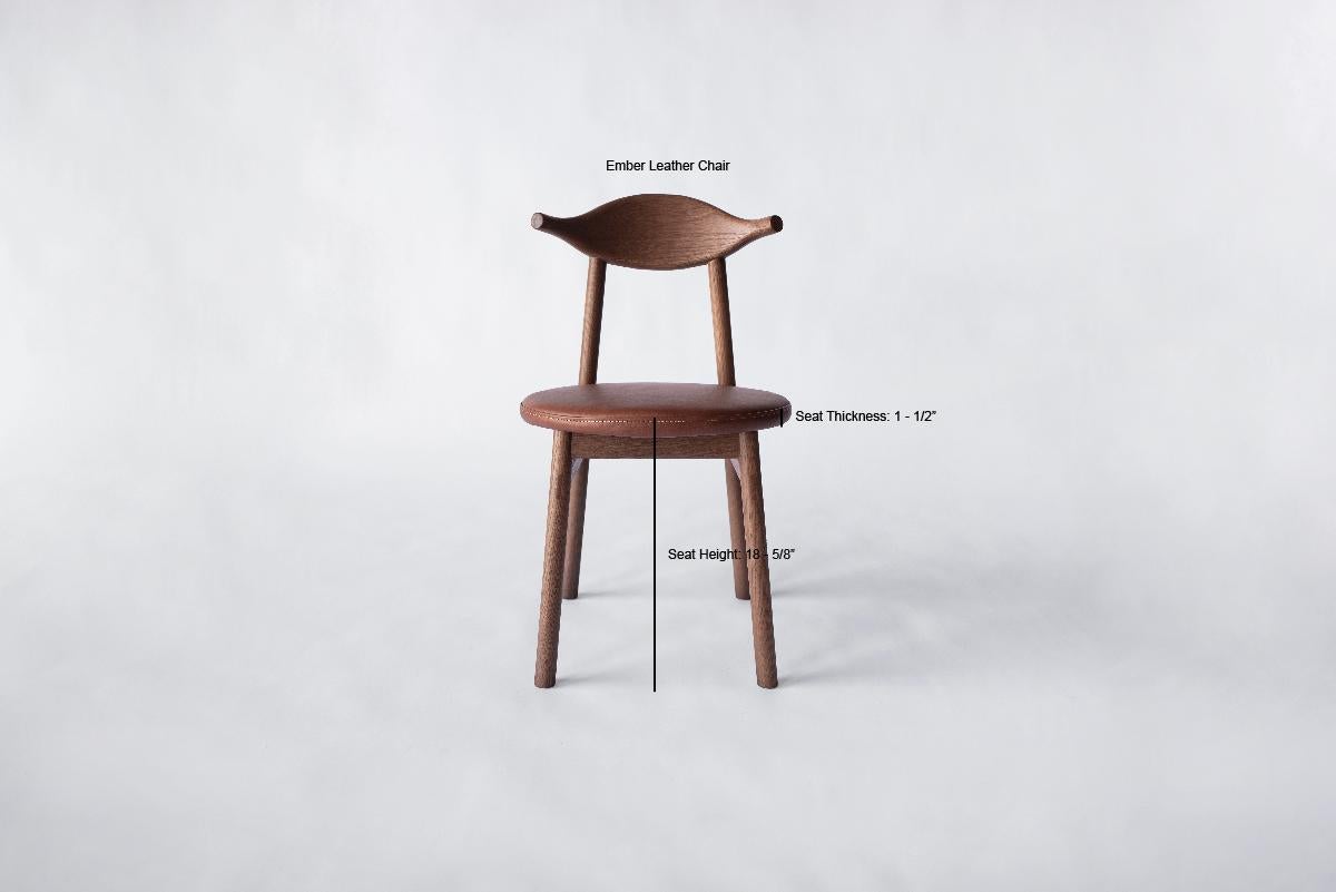Ember Chair Leder von Sun at Six, Siena/Umber, Midcentury-Stuhl, auf Bestellung gefertigt (Tischlerei) im Angebot