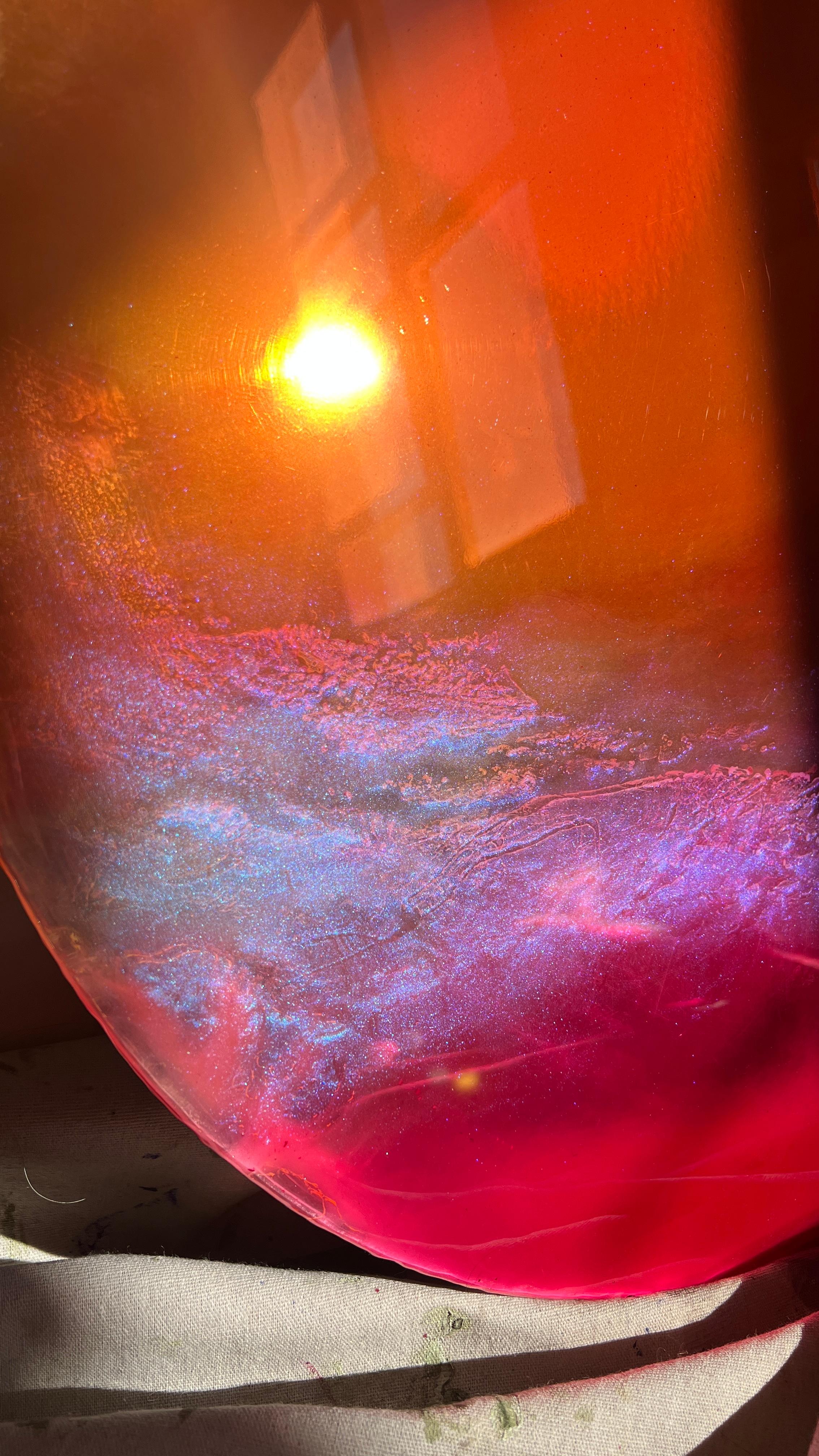 Ember von Courtney Kinnare

2023

Harz, Acryl, Tinte & Pigmentpulver auf verspiegeltem Glas

Dia 24
