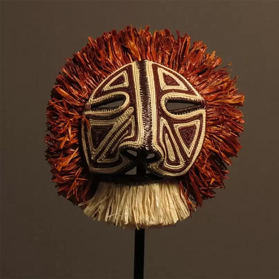 Maske Embera Tribe des Embera-Stammes aus dem Jahr 2025,
in Panama im Darien-Regenwald, Zentralamerika, einzigartig
Stück. Maske aus Palmblättern, gemeinhin 