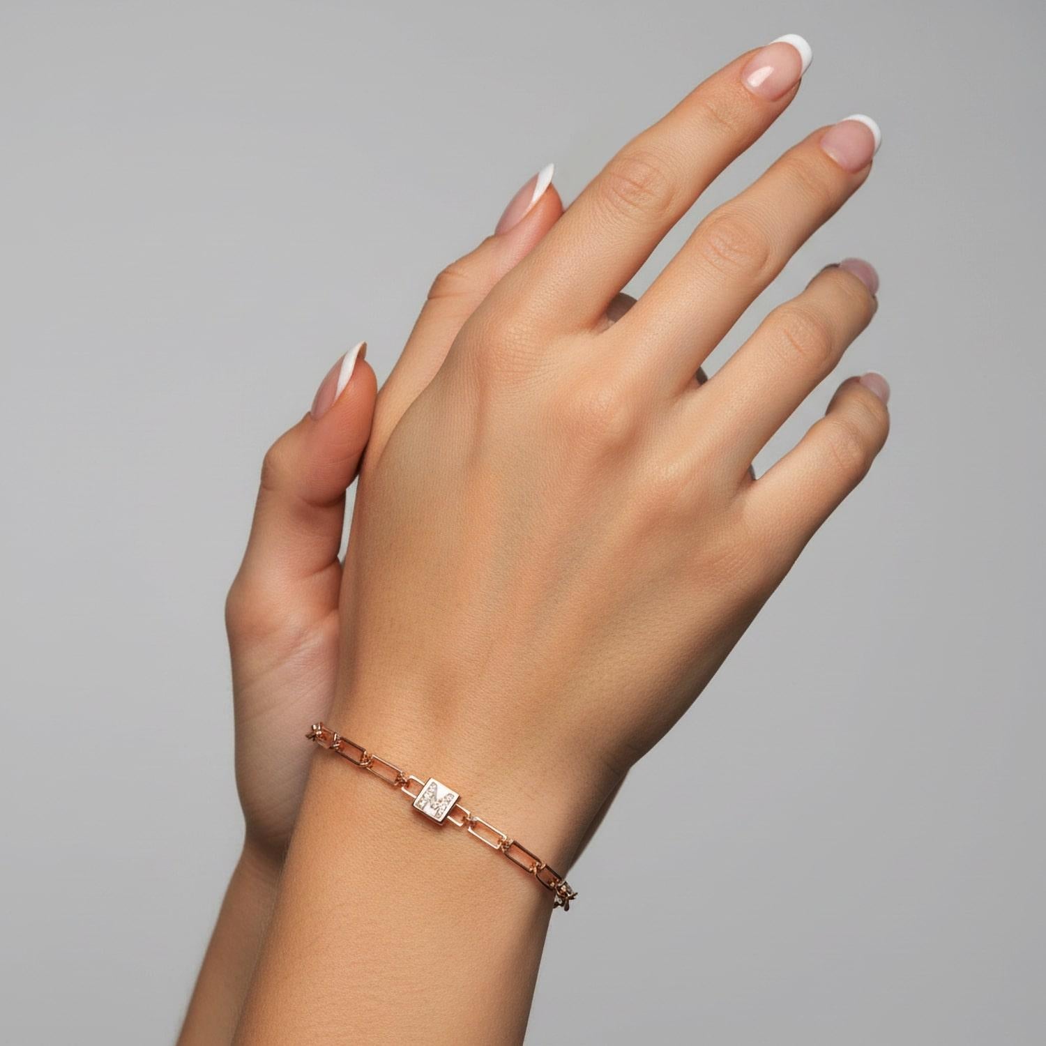 Ce bracelet en chaîne en or jaune 14k exsude la sophistication avec sa silhouette raffinée de 4MM. Un éclat de diamants naturels rehausse son allure, ce qui en fait un must pour ceux qui chérissent le luxe polyvalent. Qu'il soit porté seul ou