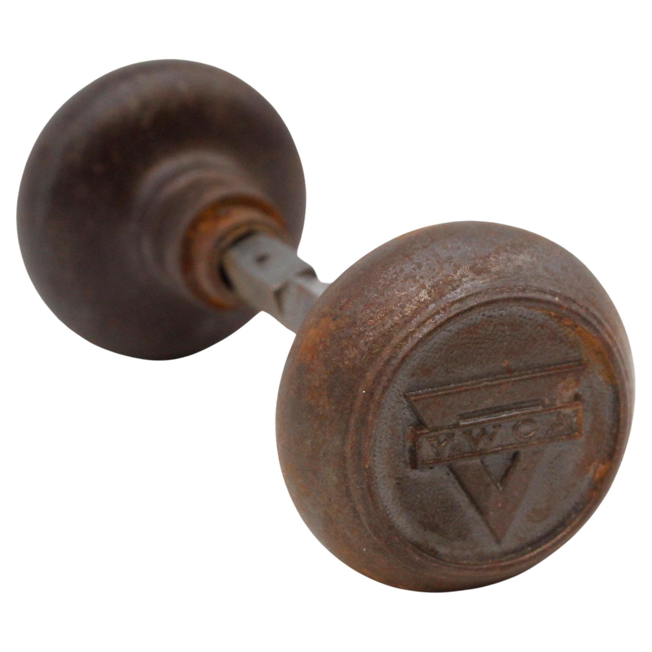 Set di pomelli per porte YWCA in ghisa Emblematica 2 pomelli a fuso in vendita