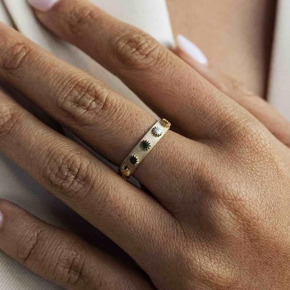 En venta: Media vitola EMBLM - Oro amarillo macizo de 14 quilates, detalle de estrella, con textura  2
