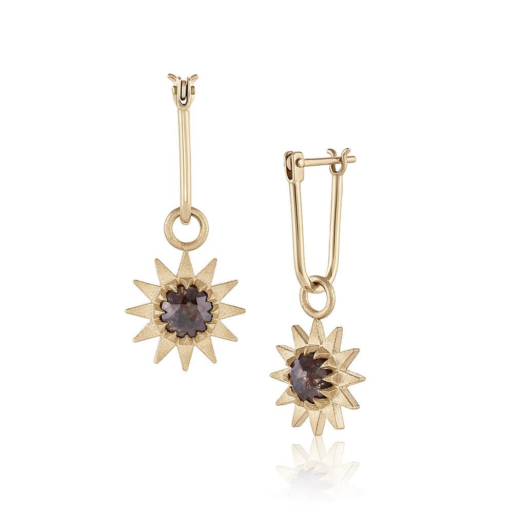 The Spur Peristome Diamond Earring – designed and handmade by EMBLM Fine Jewelry

Inspired by our signature twelve point star design, the triangular prongs enclose around a brown rustic diamond, reminiscent of a peristome — the fringe found around