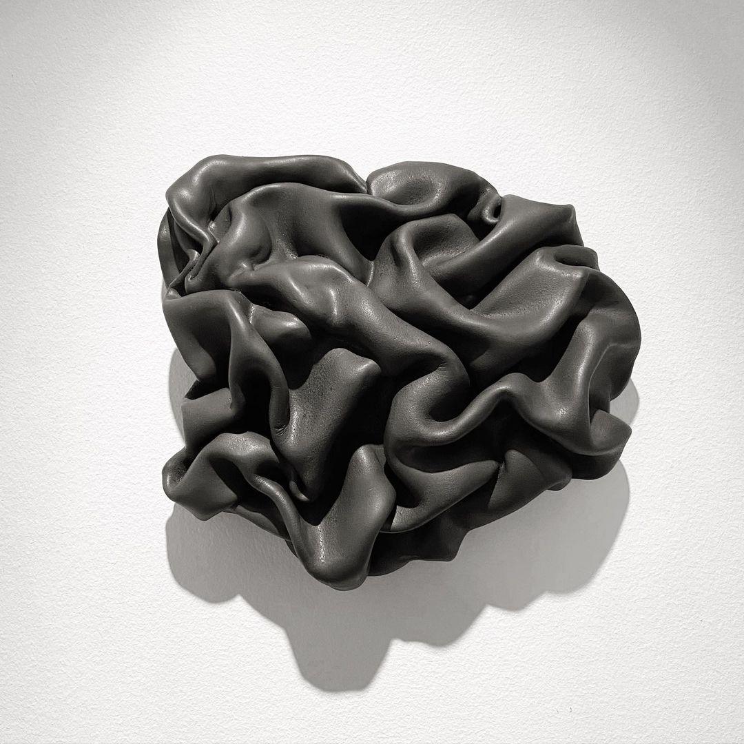Scultura da parete Emboss I di Sophie Rogers
Dimensioni: D 8 x L 32 x H 25 cm
Materiali: Ceramica, smalto
Sono disponibili altri colori di smalto.

Scultura da parete dalla forma ondulata come un drappo di stoffa. Cambia espressione a seconda