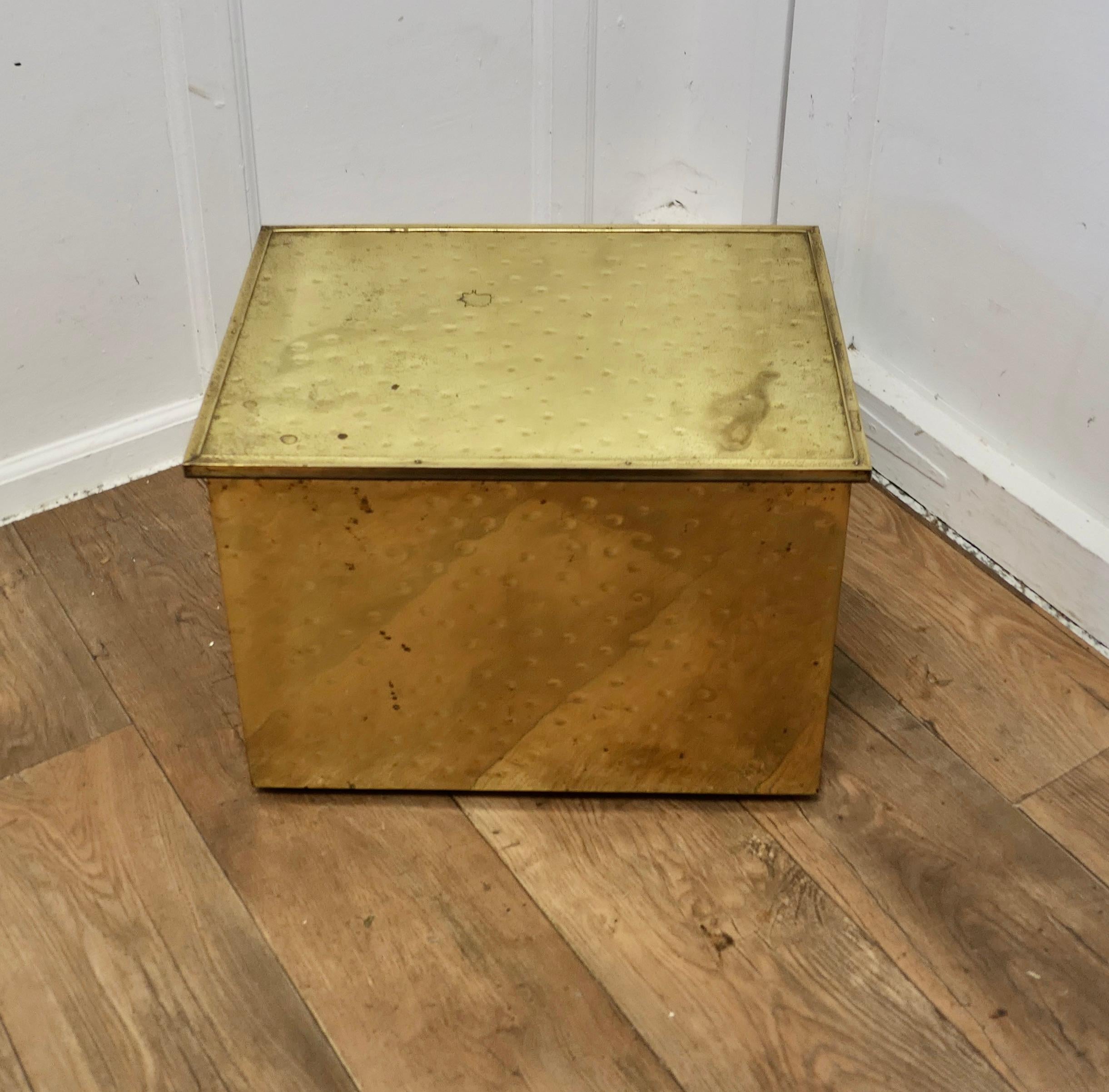 Embossed Art Deco Brass Fireside Log or Coal Box   This is a lovely chest In Good Condition For Sale In Godshill, Isle of Wight