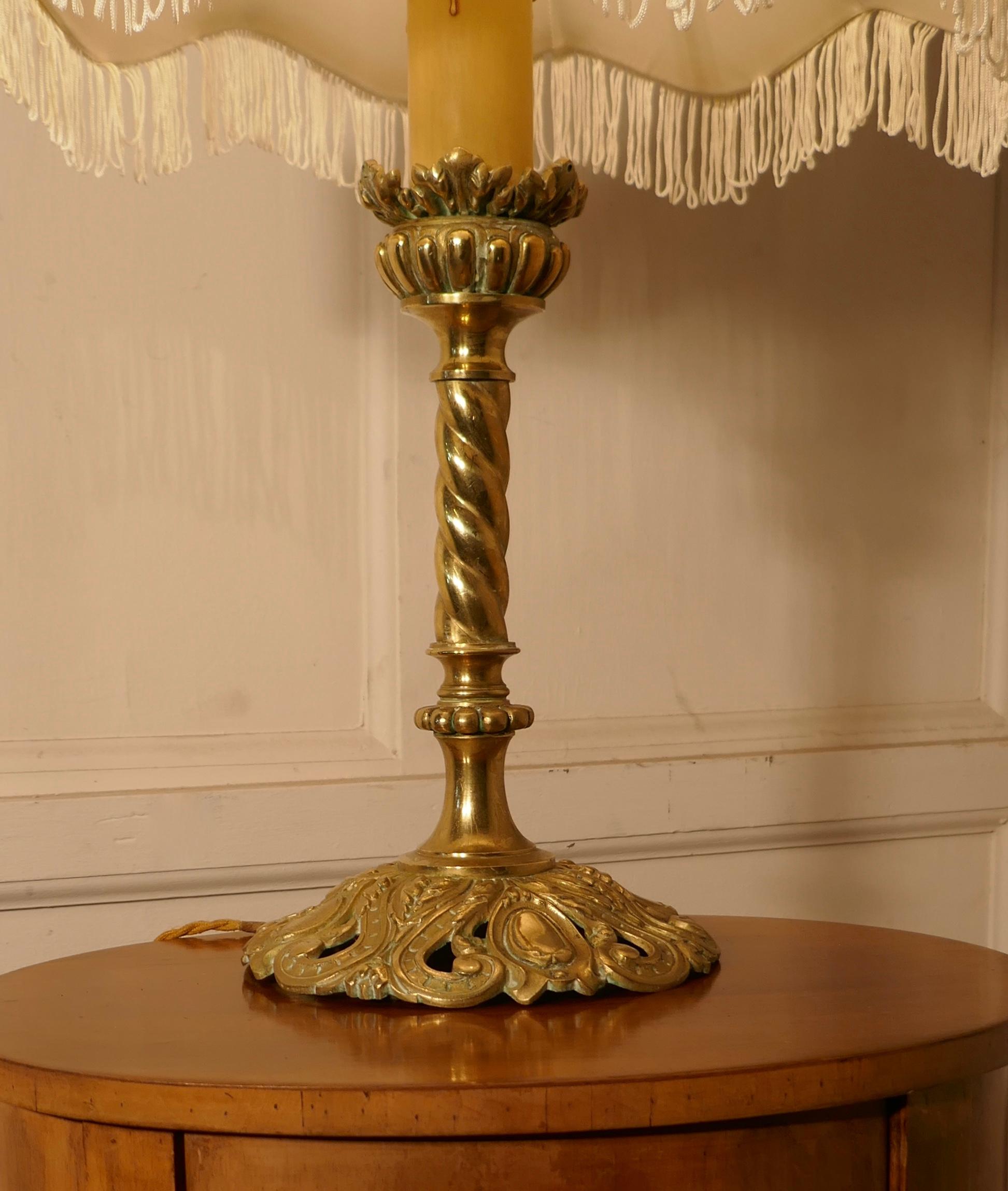 Embossed barley twist column brass table lamp with new shade


A very pretty piece, the lamp is made in solid brass, it has a decorative embossed foot supporting a barley twist column which opens out to a decorative sconce 
The lamp comes with a
