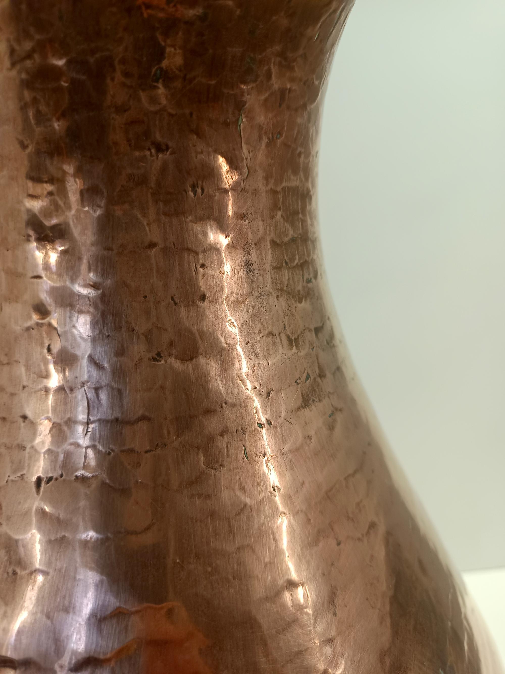 Vaso / portaombrelli in rame sbalzato di Egidio Casagrande, Italia in vendita 2