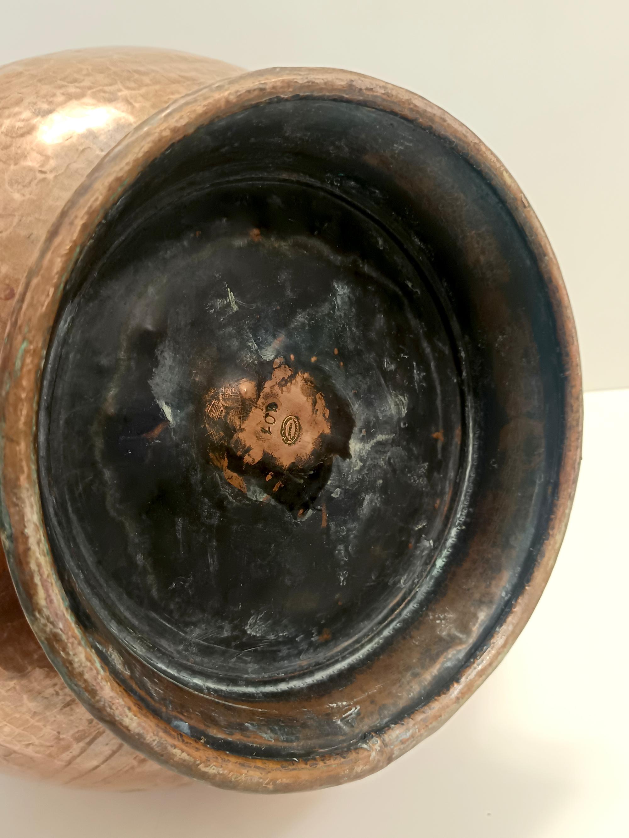 Vaso / portaombrelli in rame sbalzato di Egidio Casagrande, Italia in vendita 4