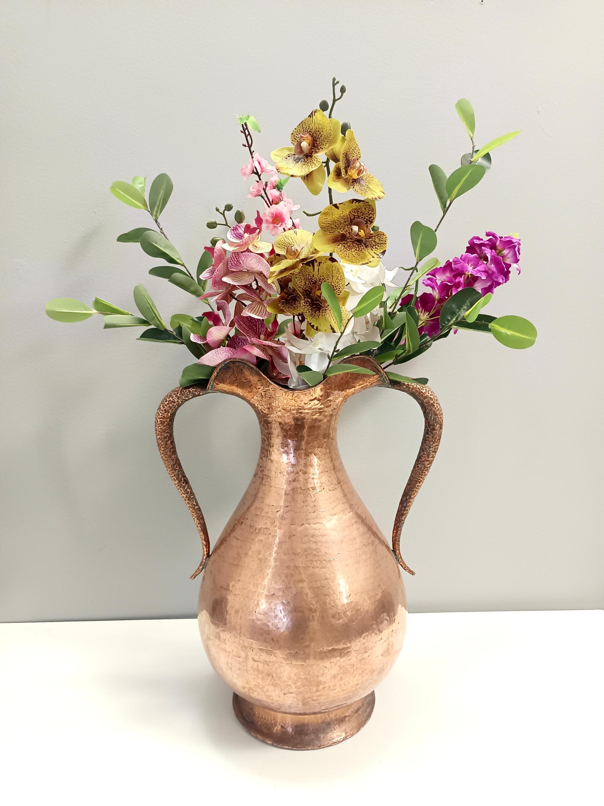 Made in Italy, anni '40-'50.
Questo vaso a brocca è realizzato in rame sbalzato a mano. 
E' minimale e classico, ma comunque moderno.+
Si tratta di un pezzo vintage, quindi potrebbe presentare lievi tracce d'uso, ma può essere considerato in ottime