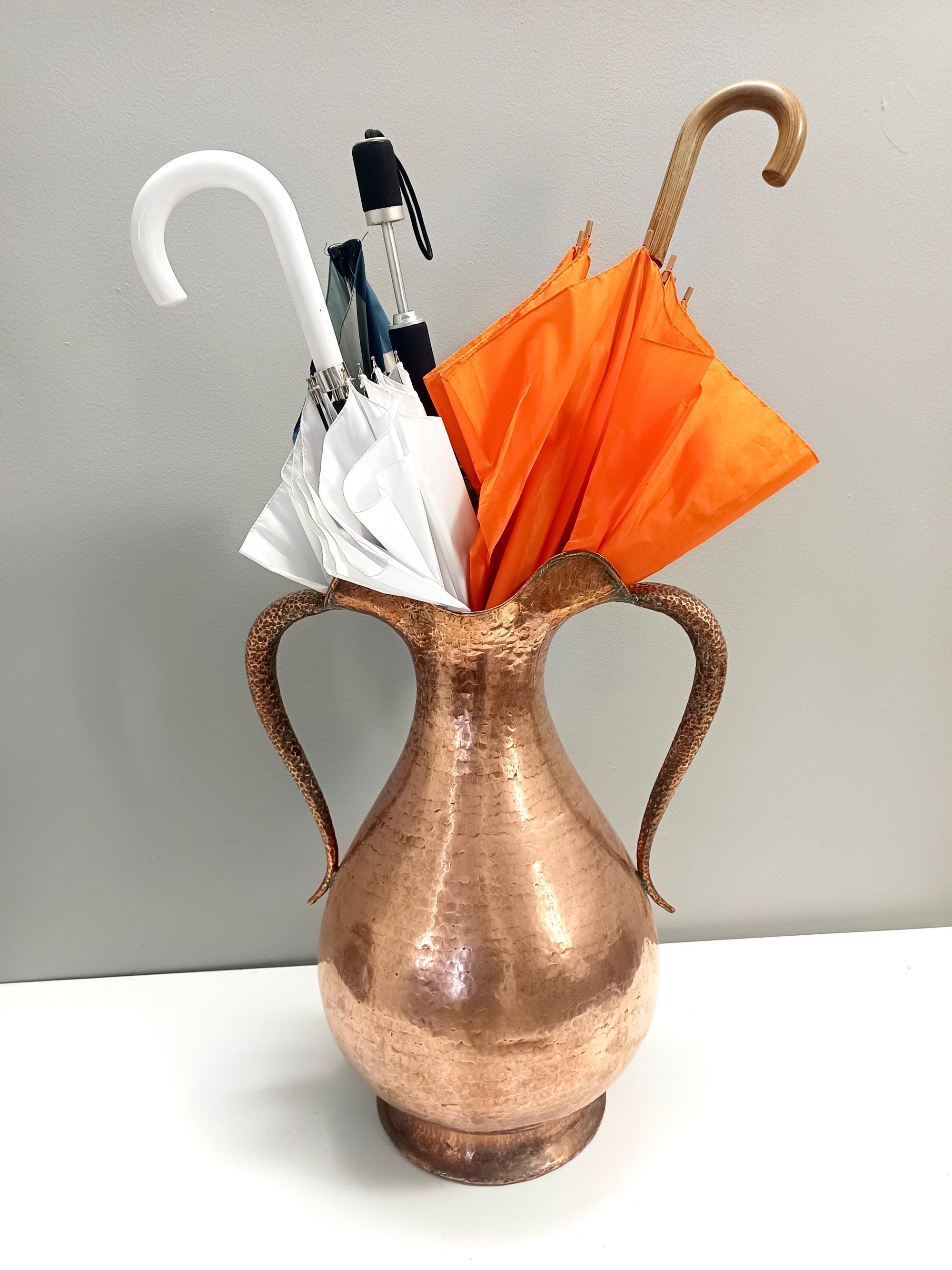 Mid-Century moderno Vaso / portaombrelli in rame sbalzato di Egidio Casagrande, Italia in vendita