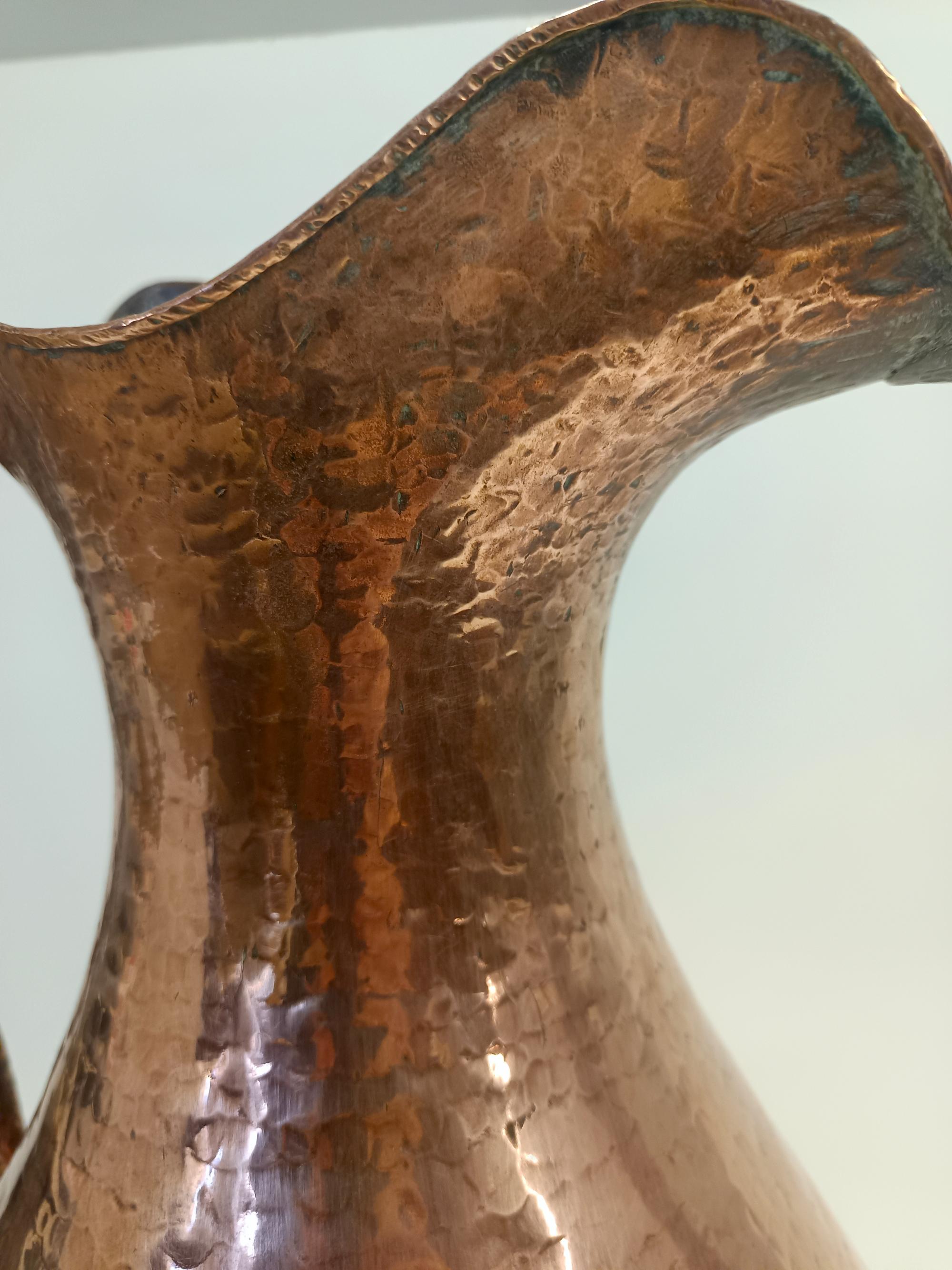 Metà XX secolo Vaso / portaombrelli in rame sbalzato di Egidio Casagrande, Italia in vendita