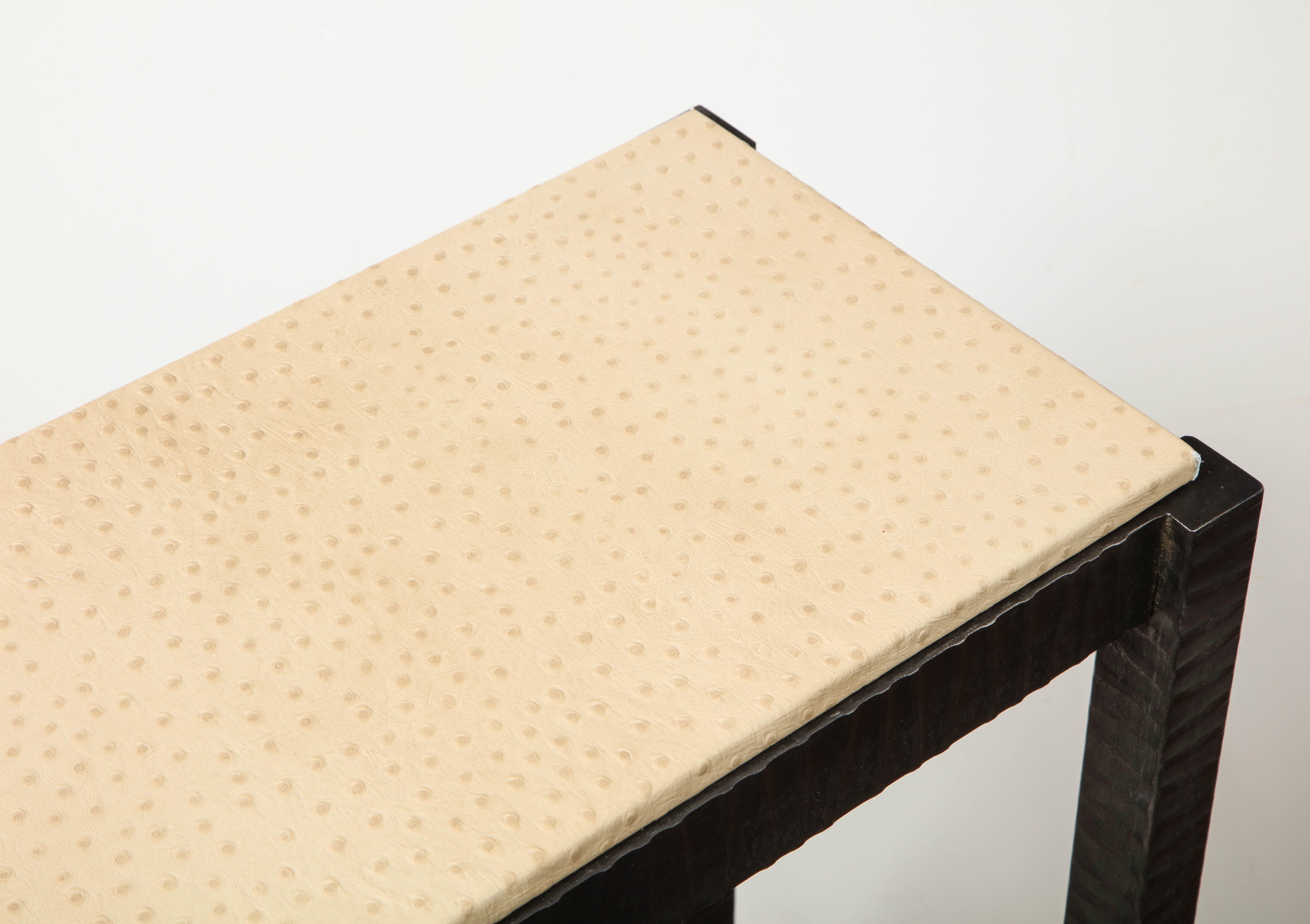 Konsole aus geprägtem Edelman-Straußenleder

Derzeit nicht auf Lager, aber auf Bestellung in verschiedenen Größen und Ausführungen erhältlich. Das Oberteil kann in einem anderen Leder, Stein, Glas oder einem kundeneigenen Material hergestellt