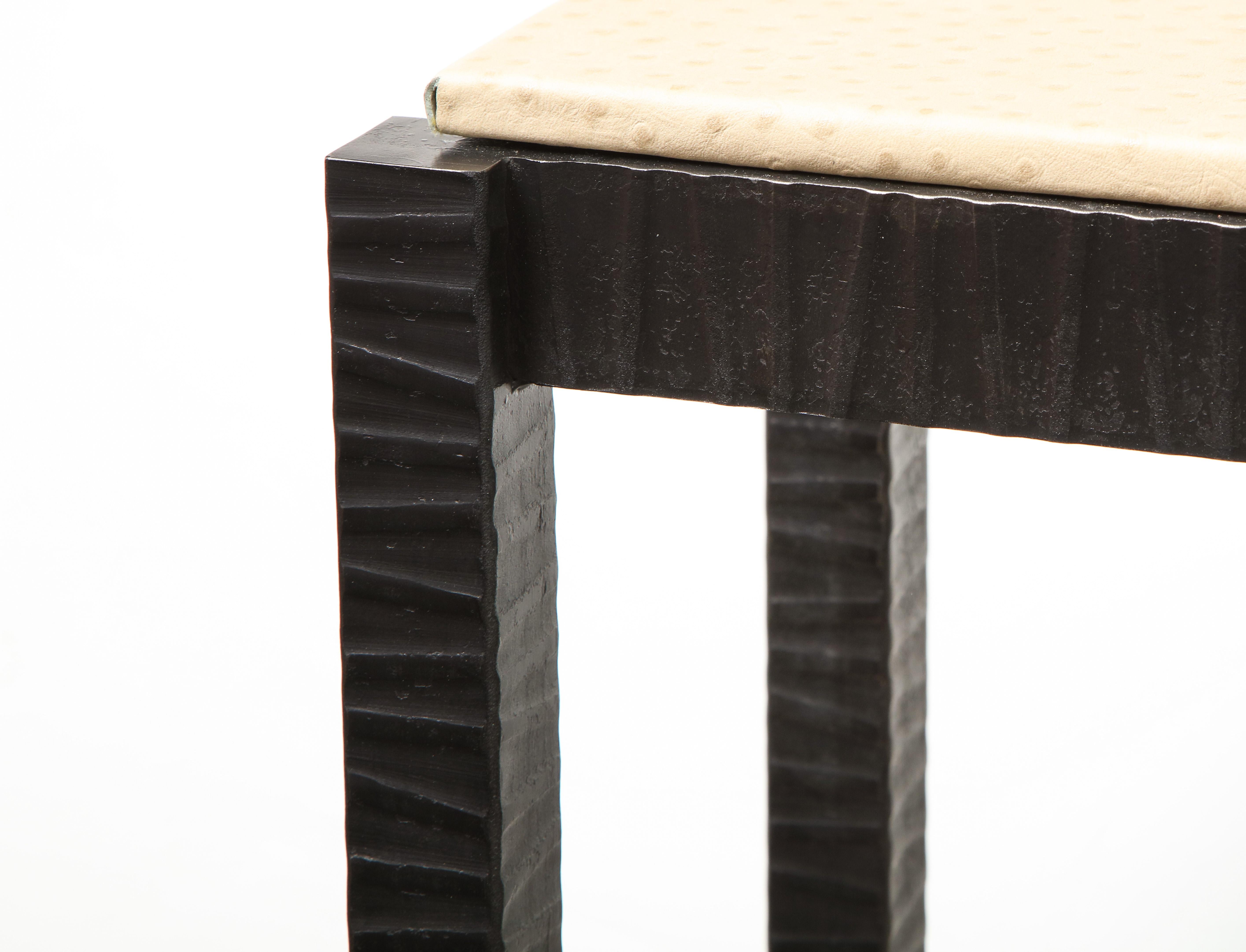 Geprägtes Edelman-Leder Straußen-Konsole (Moderne der Mitte des Jahrhunderts) im Angebot