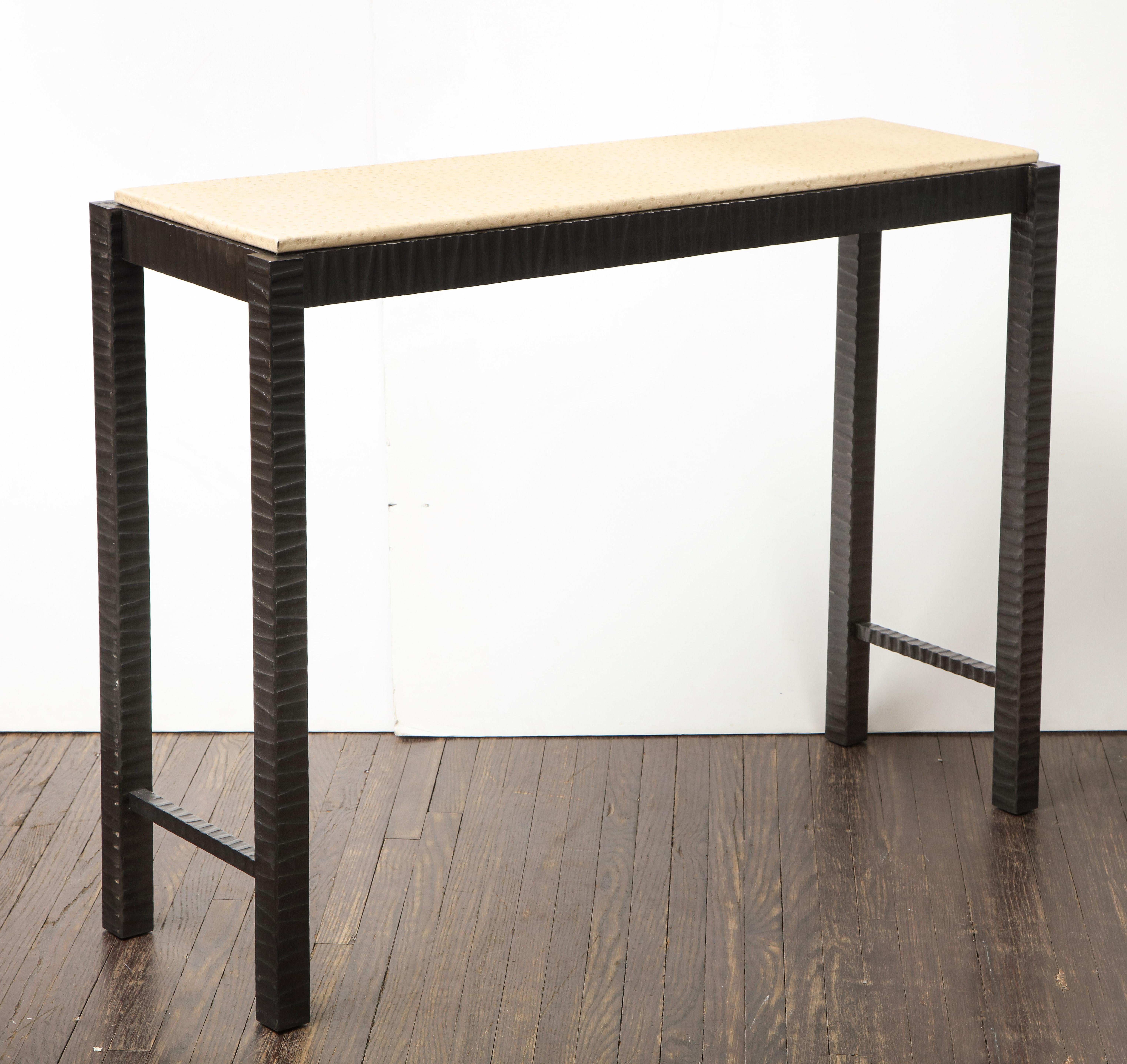 Geprägtes Edelman-Leder Straußen-Konsole (Geschwärzt) im Angebot