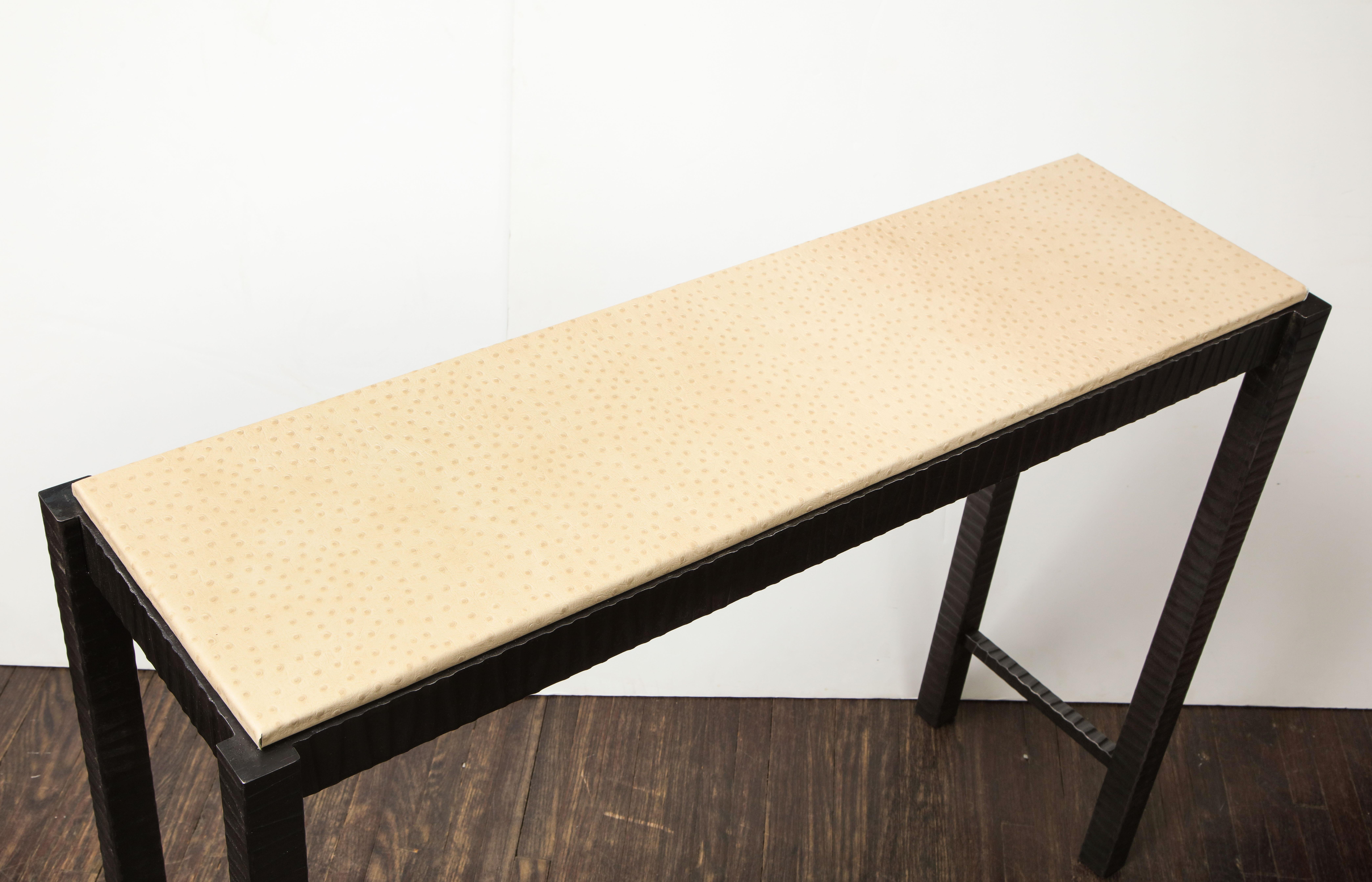 Geprägtes Edelman-Leder Straußen-Konsole (21. Jahrhundert und zeitgenössisch) im Angebot