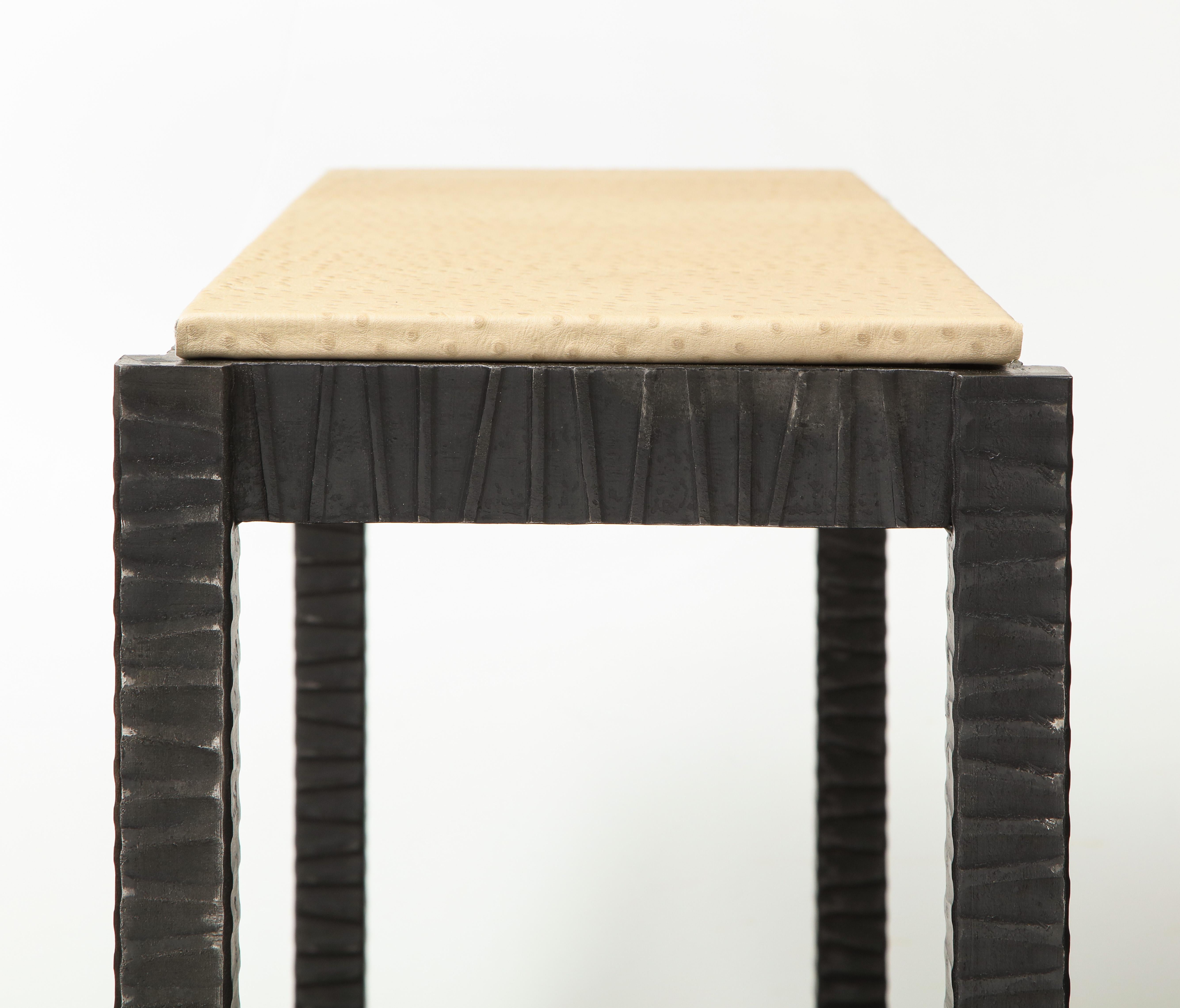 Geprägtes Edelman-Leder Straußen-Konsole im Angebot 1