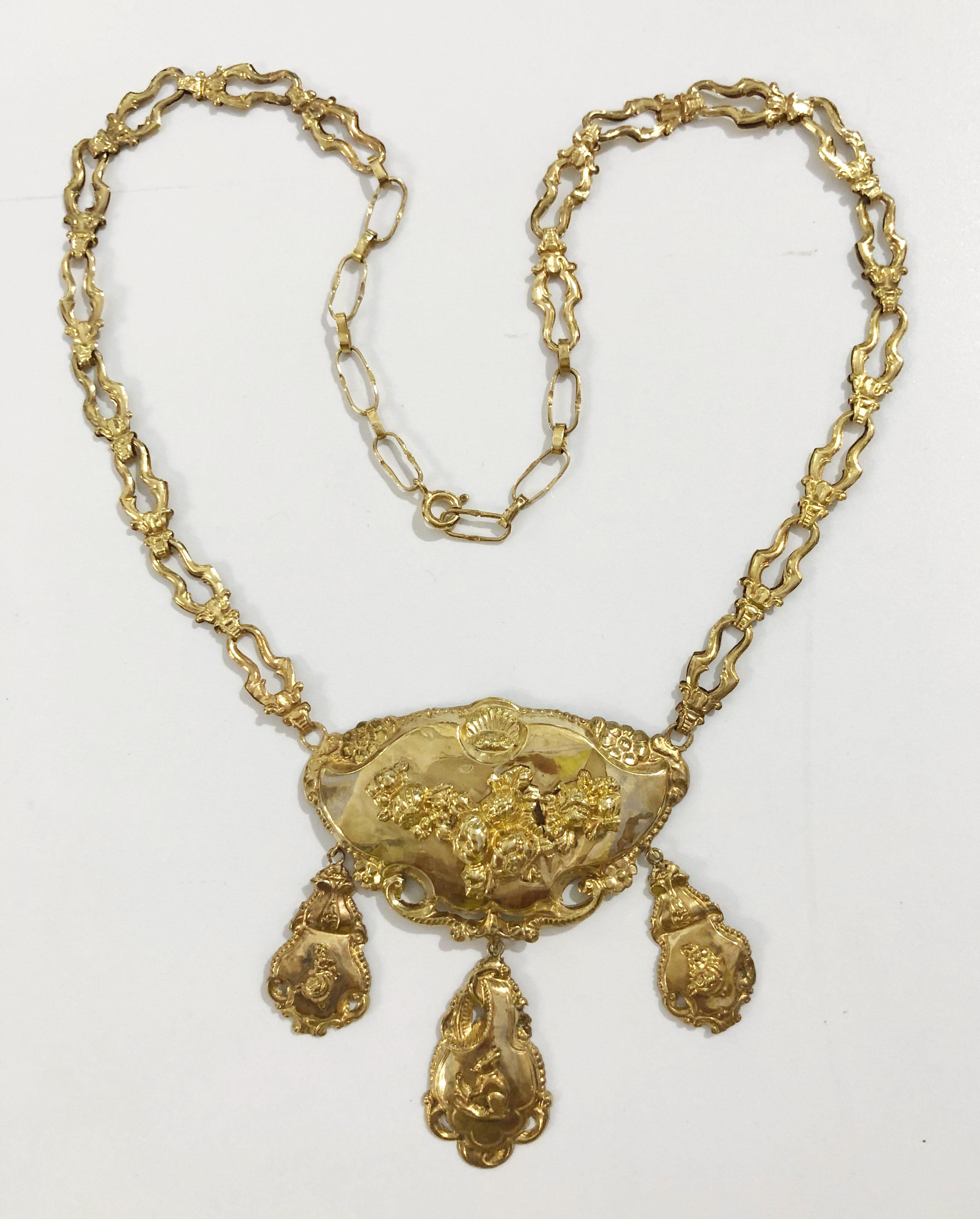 Vintage 22 karat gold necklace in embossed foil with 3 pendants, Italy early 1800s
Length 48 cm