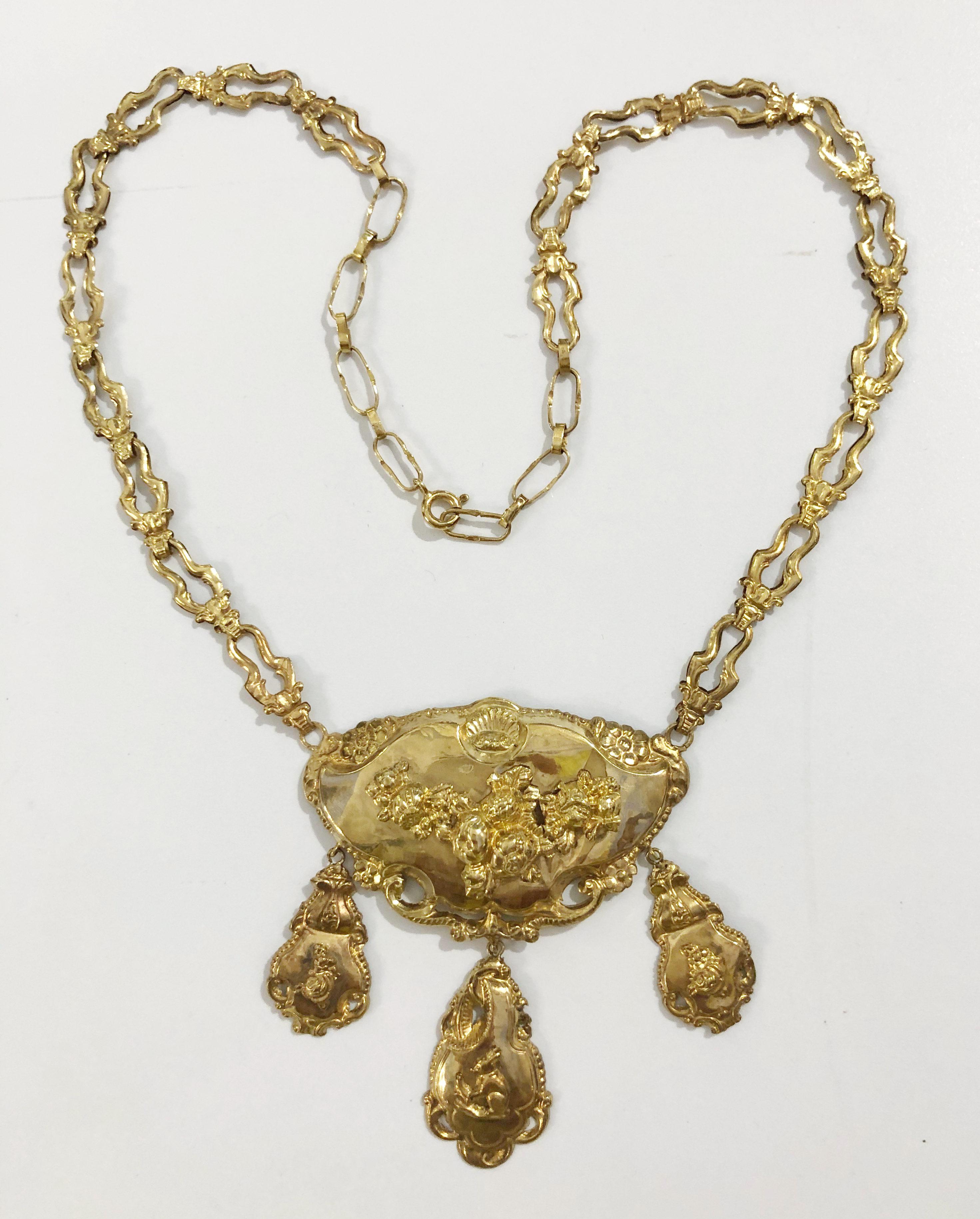 Collana d'epoca in oro 22 carati in lamina sbalzata con 3 pendenti, Italia inizio '800
Lunghezza 48 cm