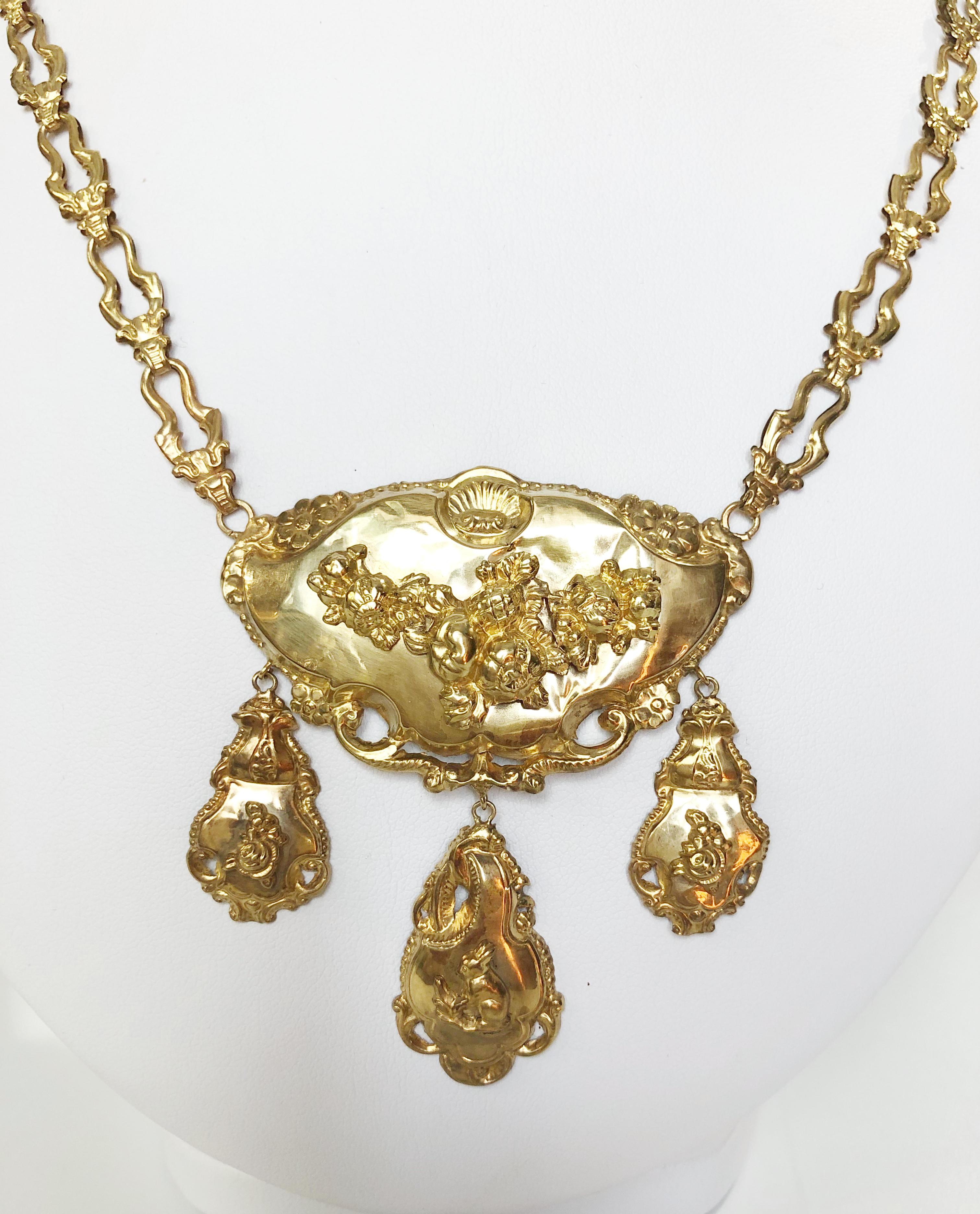 Embossed Gold Necklace In Good Condition For Sale In Palm Springs, CA