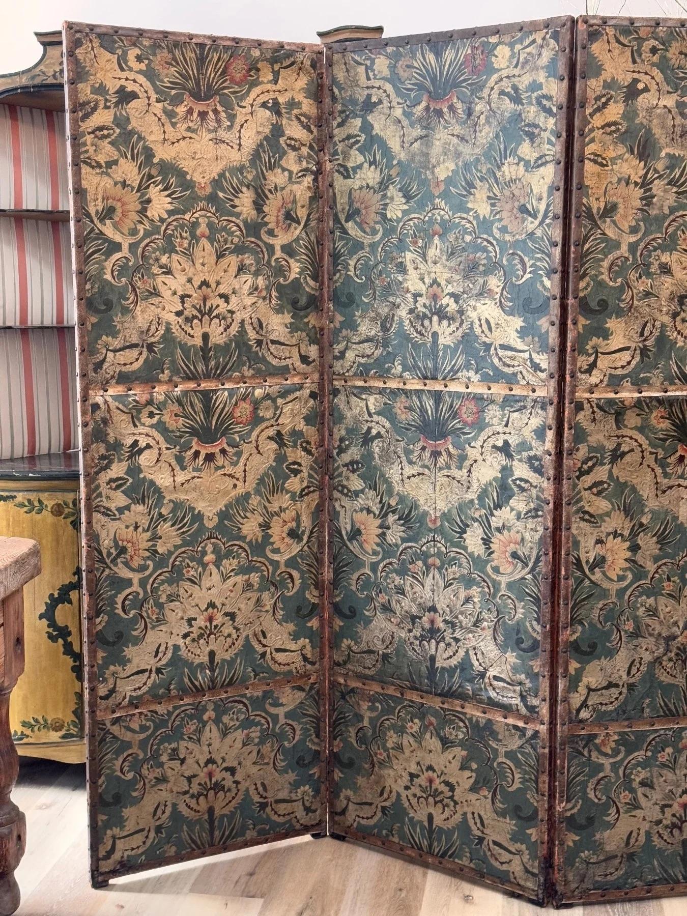 Embossed Leather 4-Panel Screen, Pale Green and golds - 18th Century In Good Condition In Charlottesville, VA
