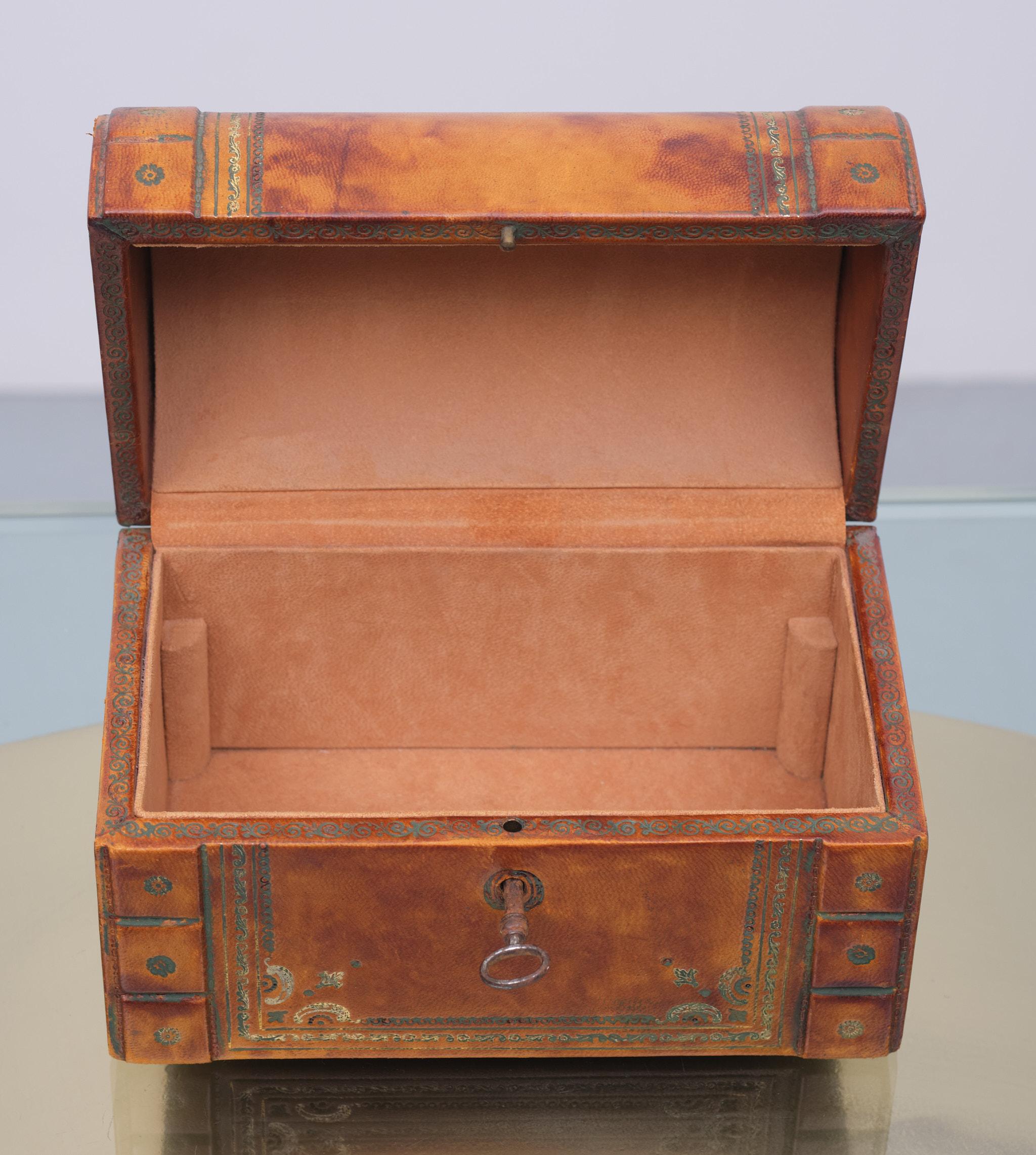 Very nice jewelry box. Gold embossed leather. Cognac color. 
Signed. Made in Italy. 1960s.