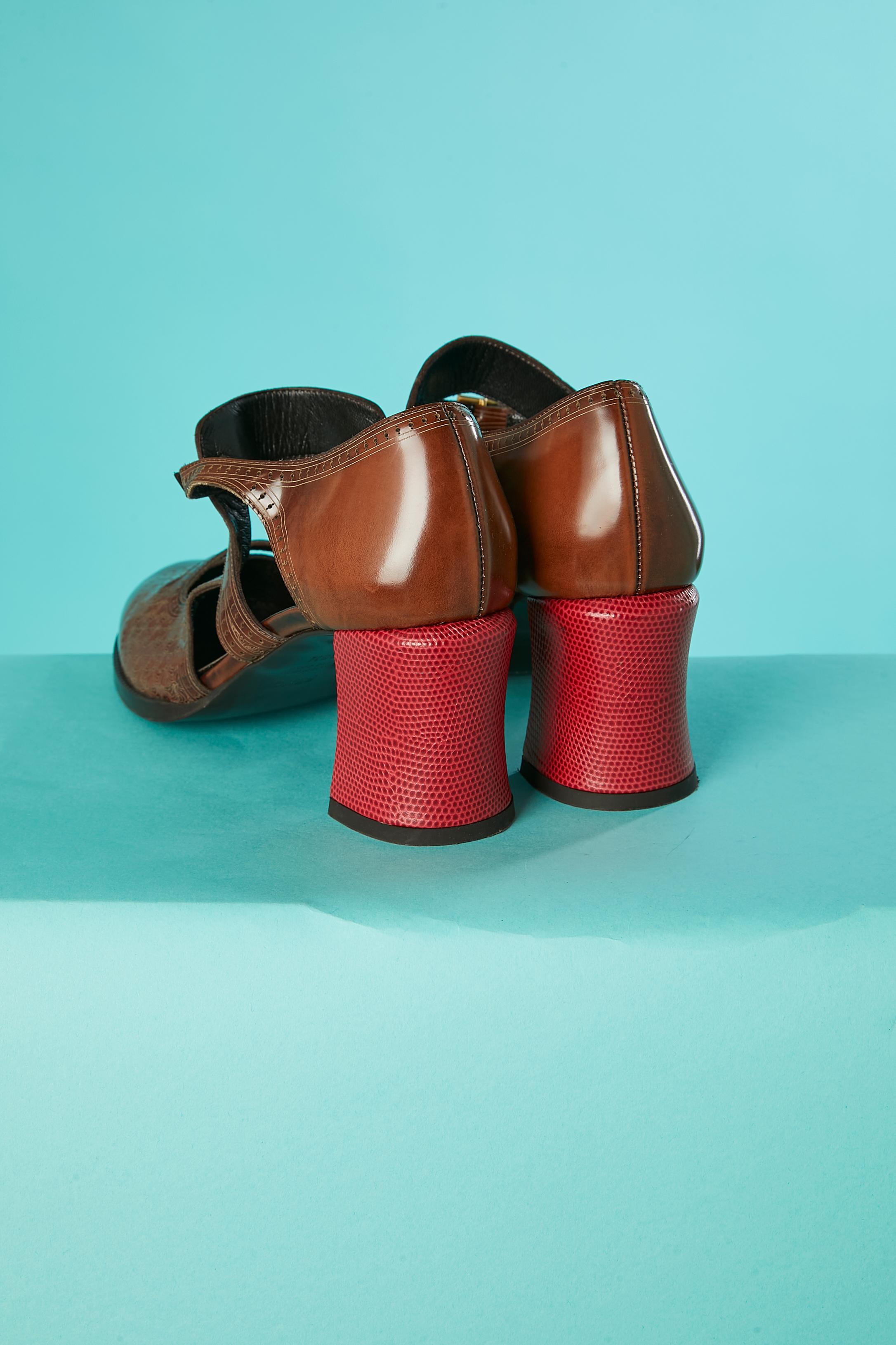 Noir Chaussure en cuir gaufré à talons et boucles rouges Fendi  en vente