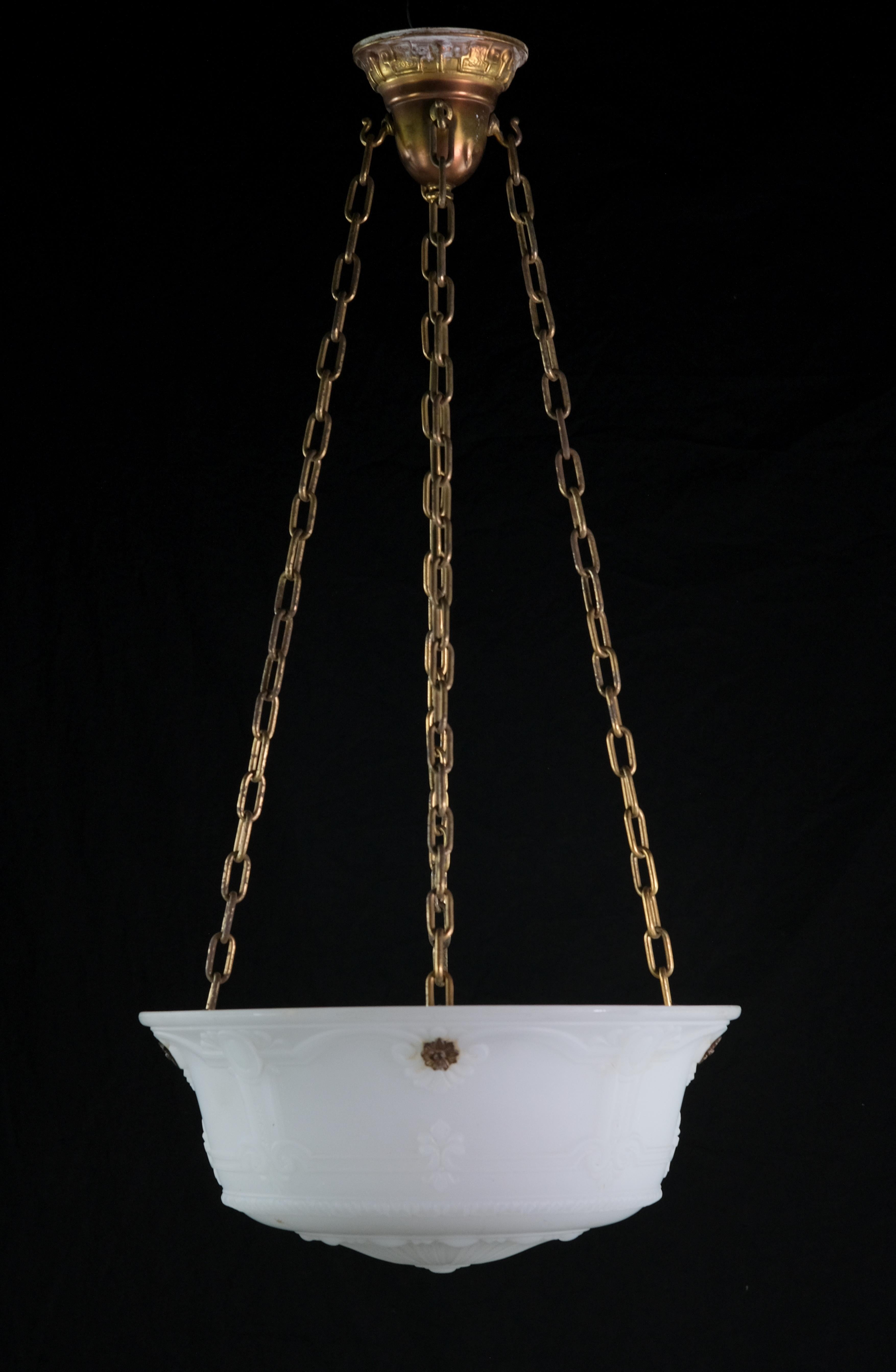 Lampada a parabola ornata in vetro bianco opaco con tre catene e un baldacchino in acciaio bronzato. La luce risale all'inizio del secolo. Pulito e restaurato. Si prega di notare che questo articolo si trova nella nostra sede di Scranton, PA.