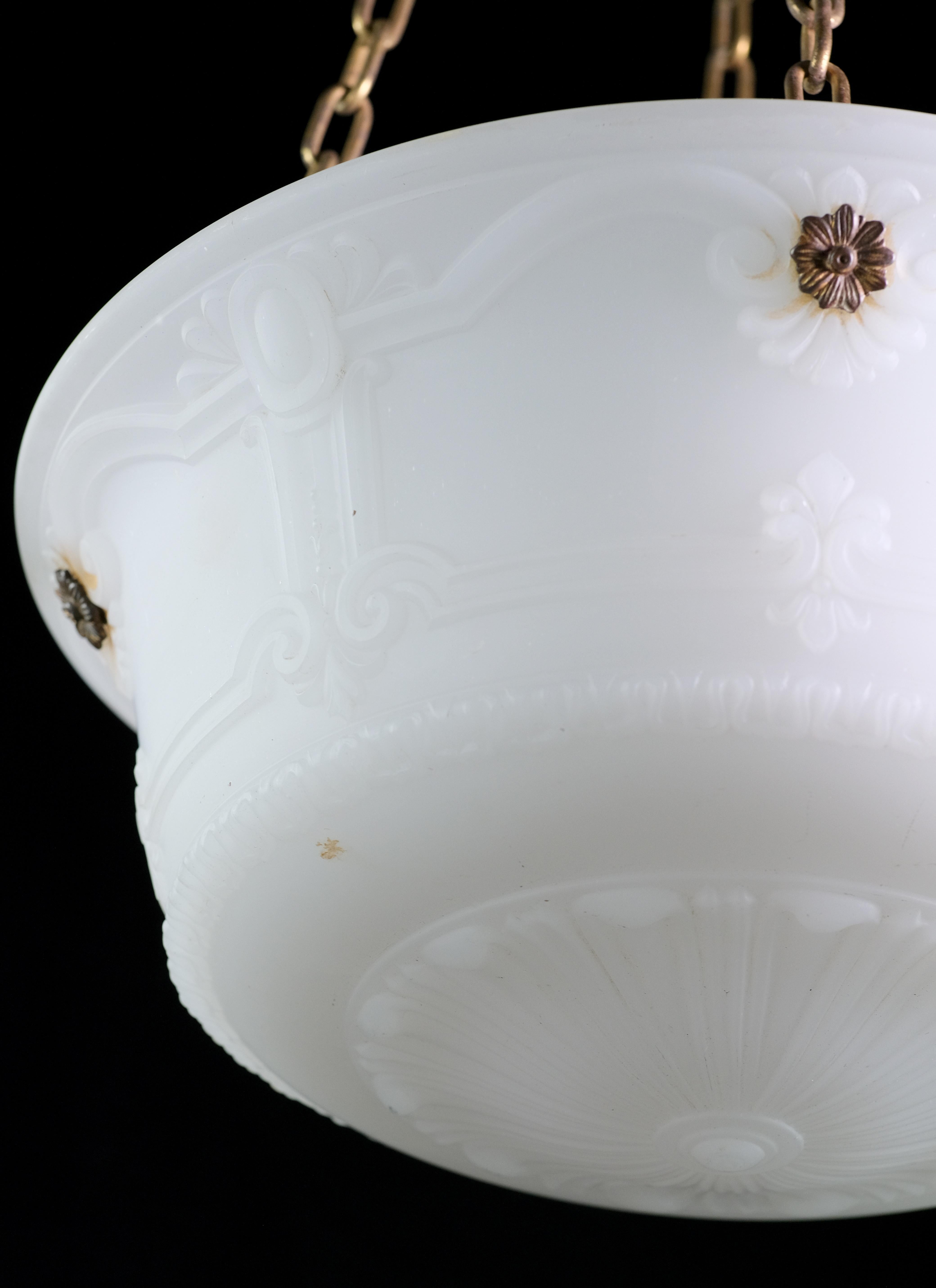 Lampada a sospensione a forma di piatto in vetro latte bianco opaco in rilievo In condizioni buone in vendita a New York, NY