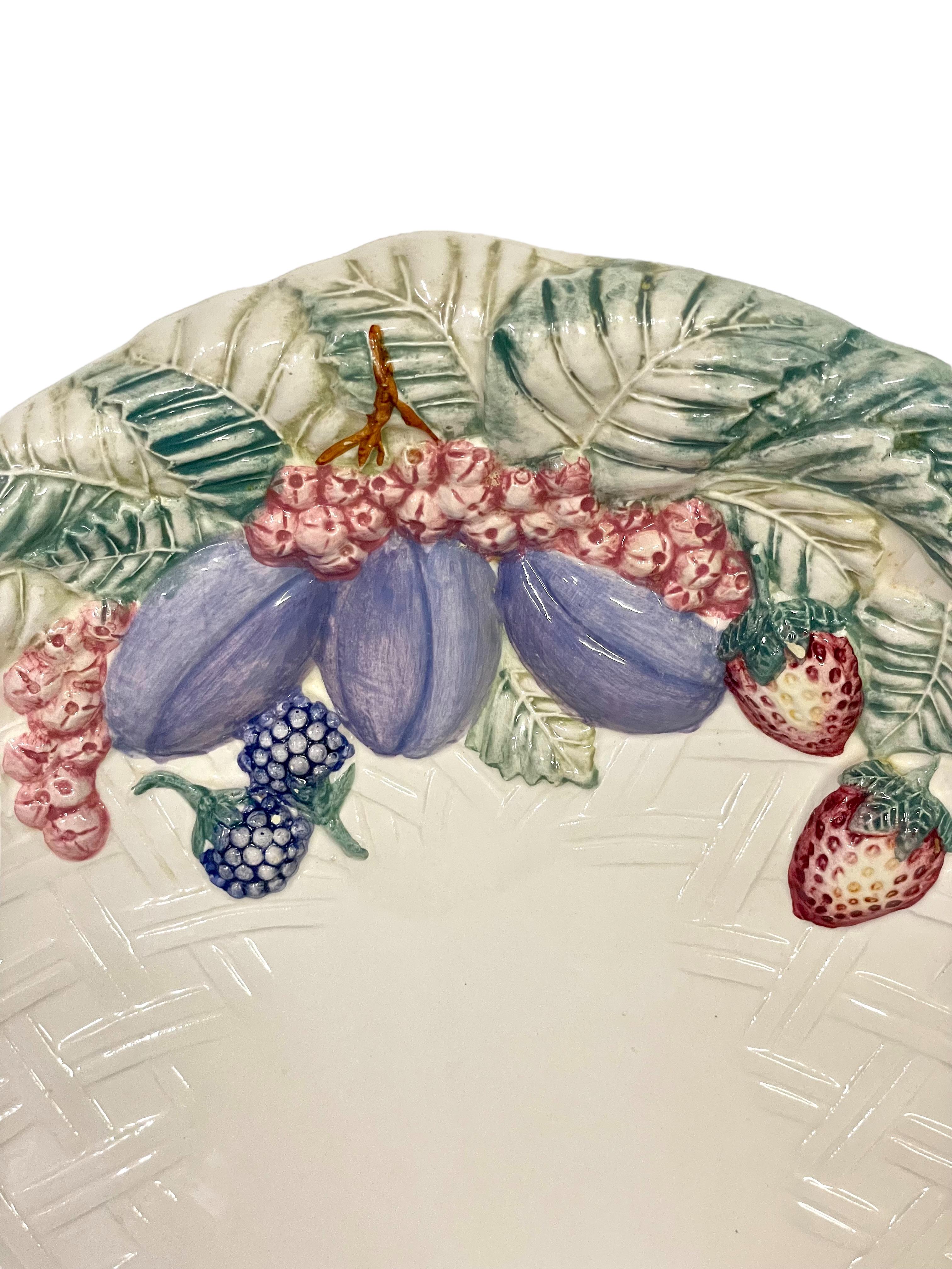 Plato ovalado de mayólica francesa repujada con decoración de frutas Francés en venta
