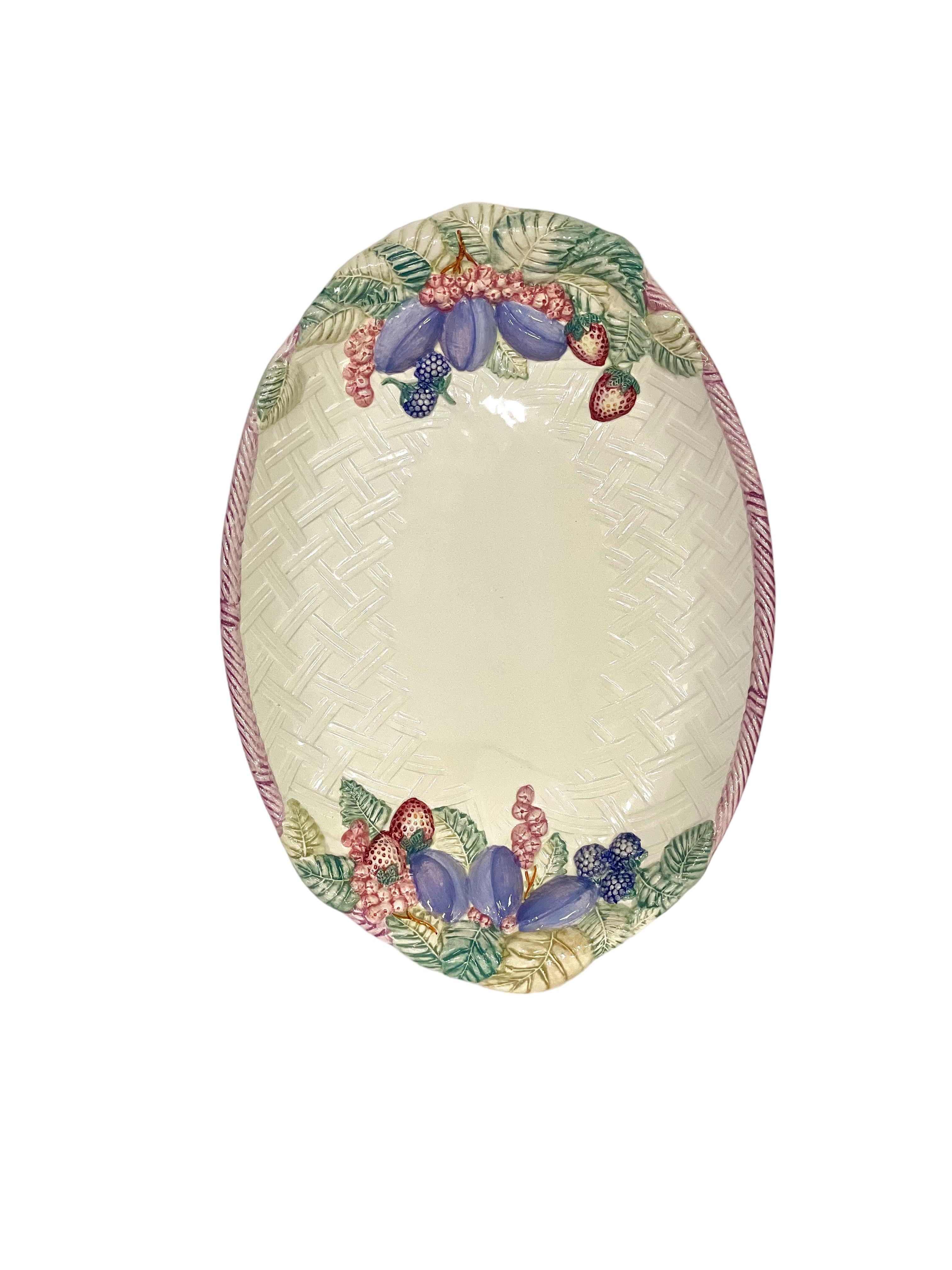 Plato ovalado de mayólica francesa repujada con decoración de frutas Pintado a mano en venta