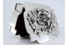 Jugendstil-Schmuckkästchen aus geprägtem Silber mit Innenausstattung aus rotem Samt