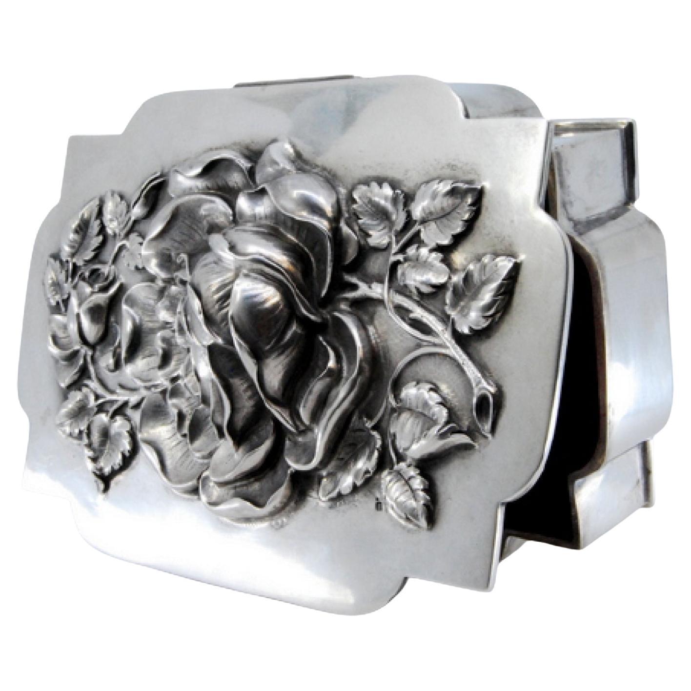 Boîte à bijoux Art Nouveau en argent repoussé avec intérieur en velours rouge en vente