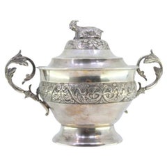 Geprägtes silbernes Bonbonglas mit Federn, Friesen und Deckelknauf in Ziegenform