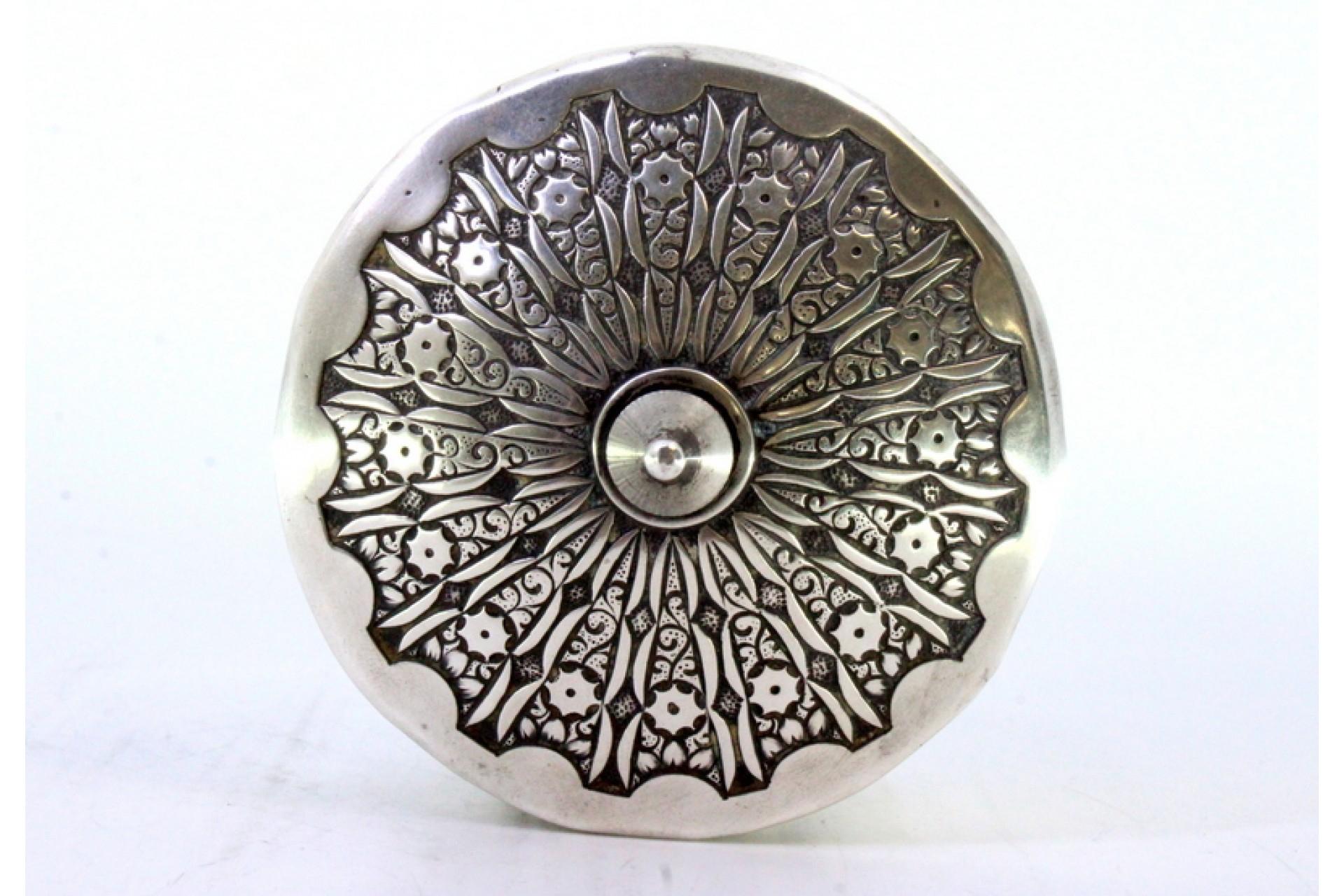 Beschreibung: Geprägte Silberdose mit runder Form und einem Knopf auf dem abnehmbaren Deckel. Metall: Silber. Herkunft: Portugiesisch. Marke: javali II Titel. Gewicht: 148,47 Gramm. Abmessungen: 8,2cmx7cm. Inhalt: 833/1000. Prüfzeichen: Ja, zwischen