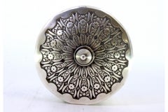 Geprägte Silberschachtel mit runder Form und einem Knauf auf dem abnehmbaren Deckel