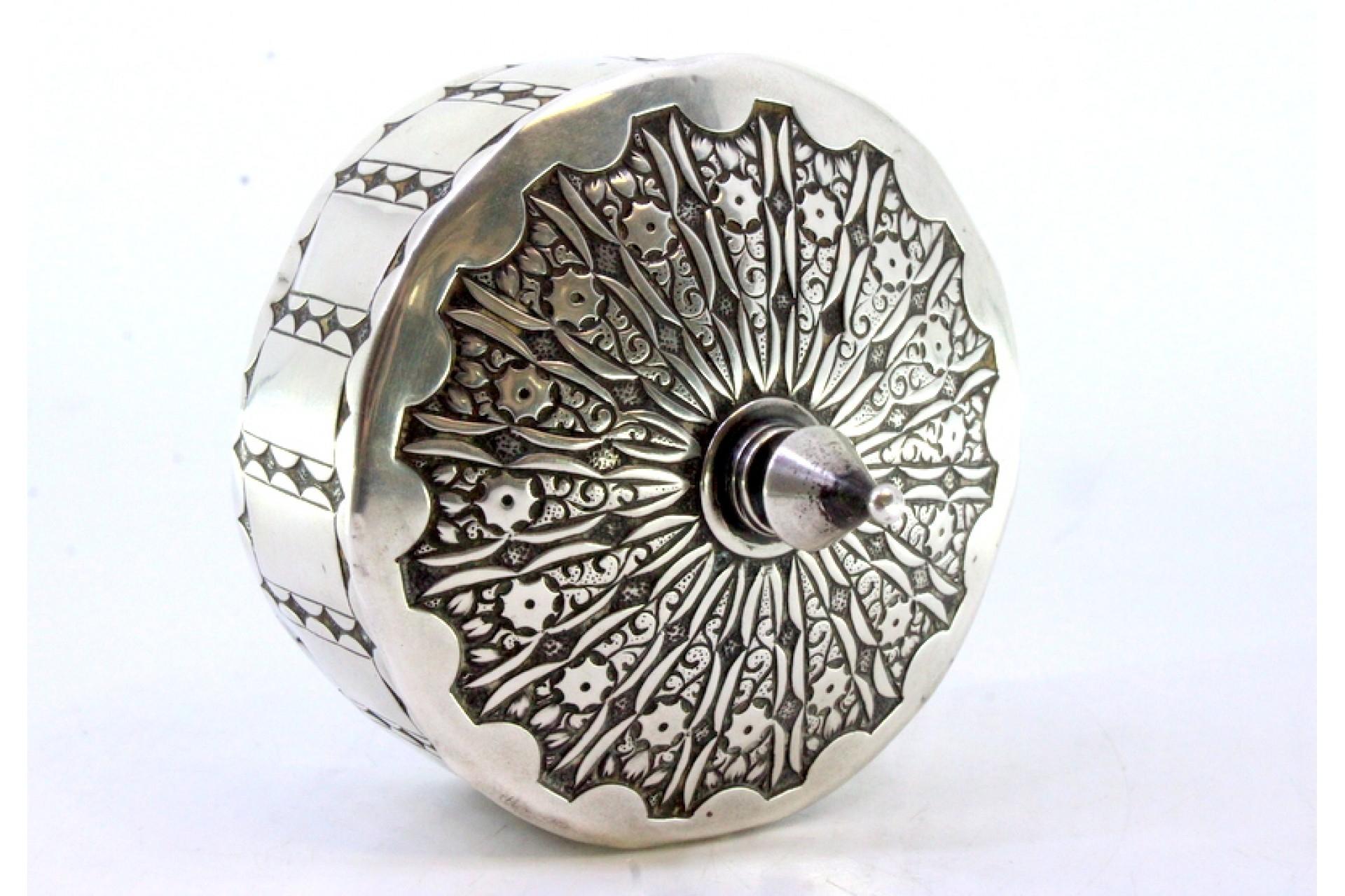 Embossed silver box with a circular shape and a knob on the removable lid (Europäisch) im Angebot