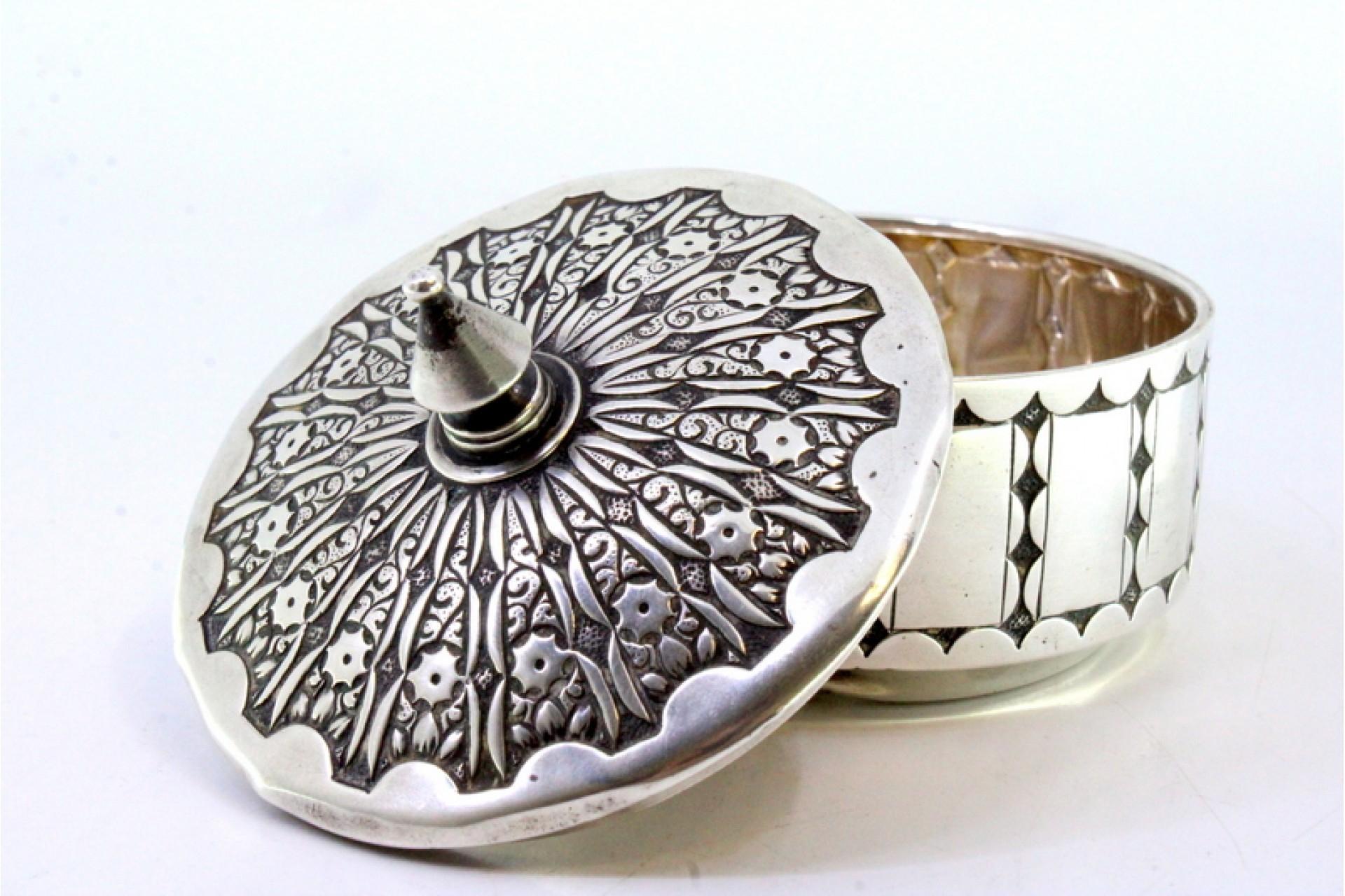 Embossed silver box with a circular shape and a knob on the removable lid im Zustand „Gut“ im Angebot in Porto, PT