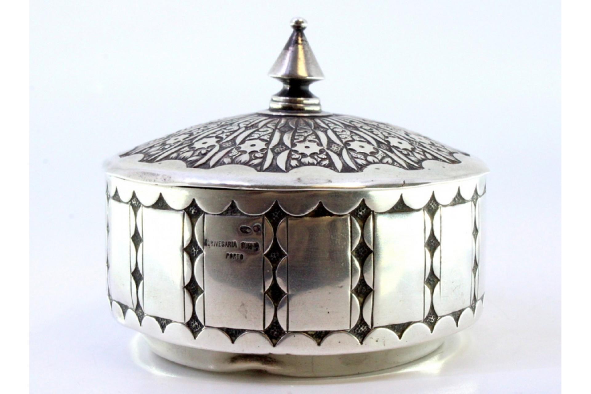 Embossed silver box with a circular shape and a knob on the removable lid (19. Jahrhundert) im Angebot