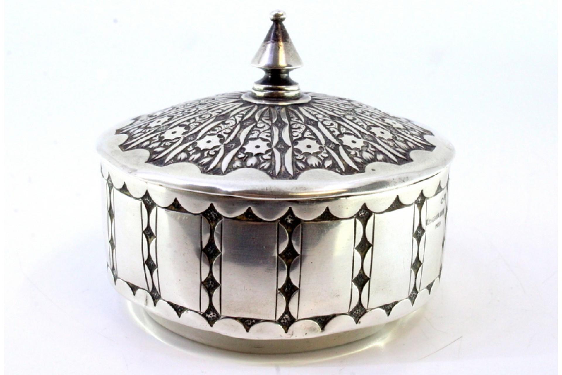 Embossed silver box with a circular shape and a knob on the removable lid (Silber) im Angebot