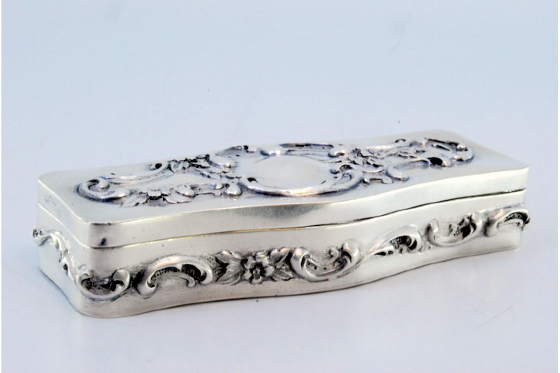 Européen Embossed silver box with floral motifs and scrolls en vente