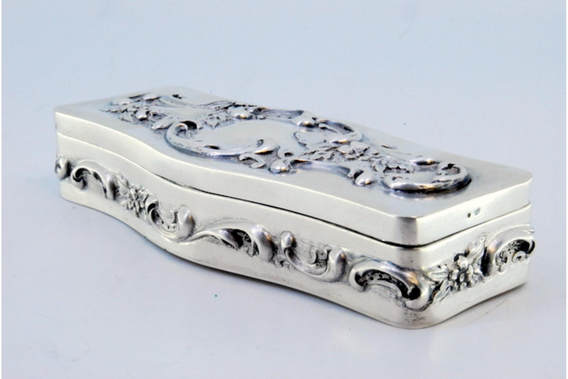 Embossed silver box with floral motifs and scrolls Bon état - En vente à Porto, PT
