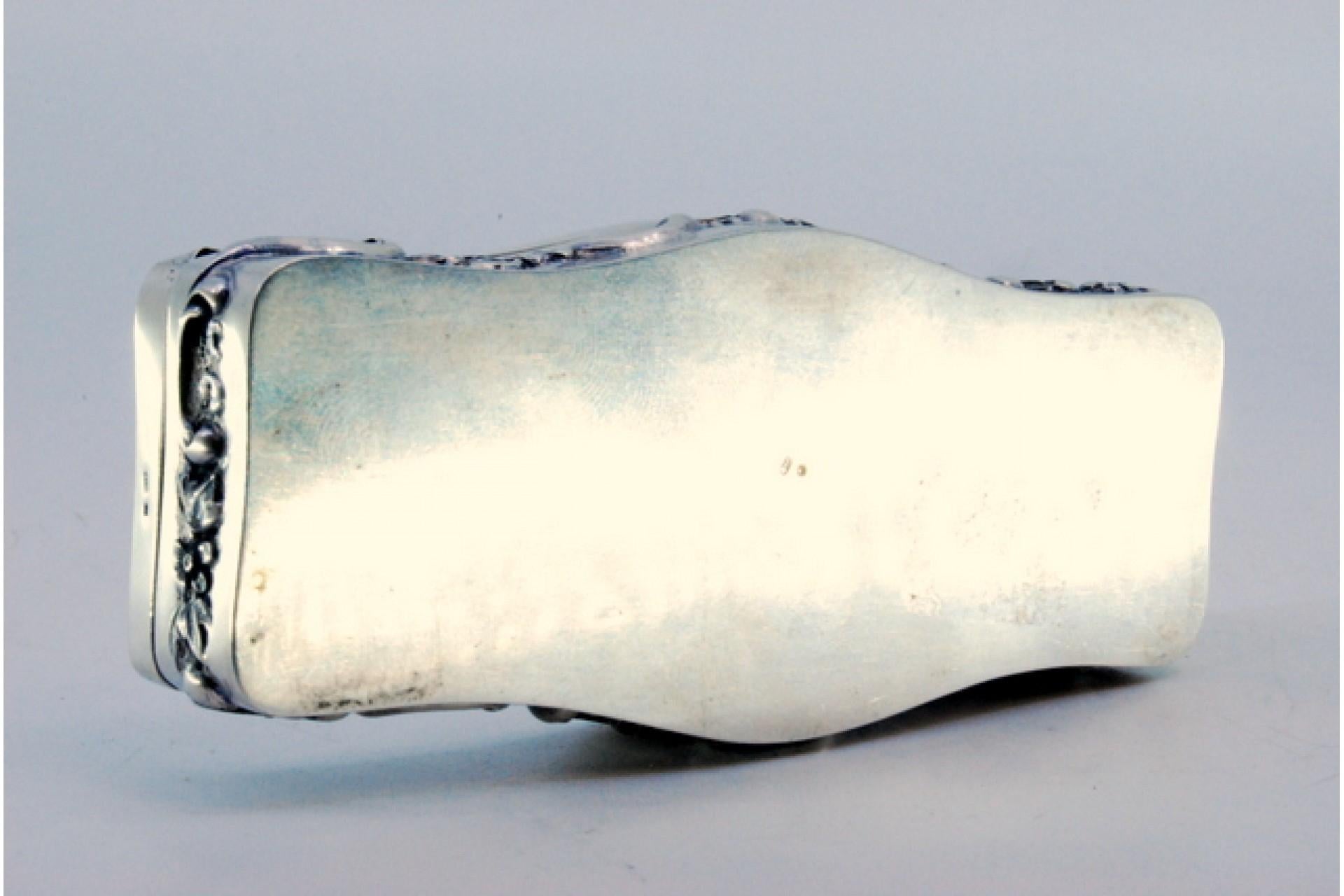 20ième siècle Embossed silver box with floral motifs and scrolls en vente