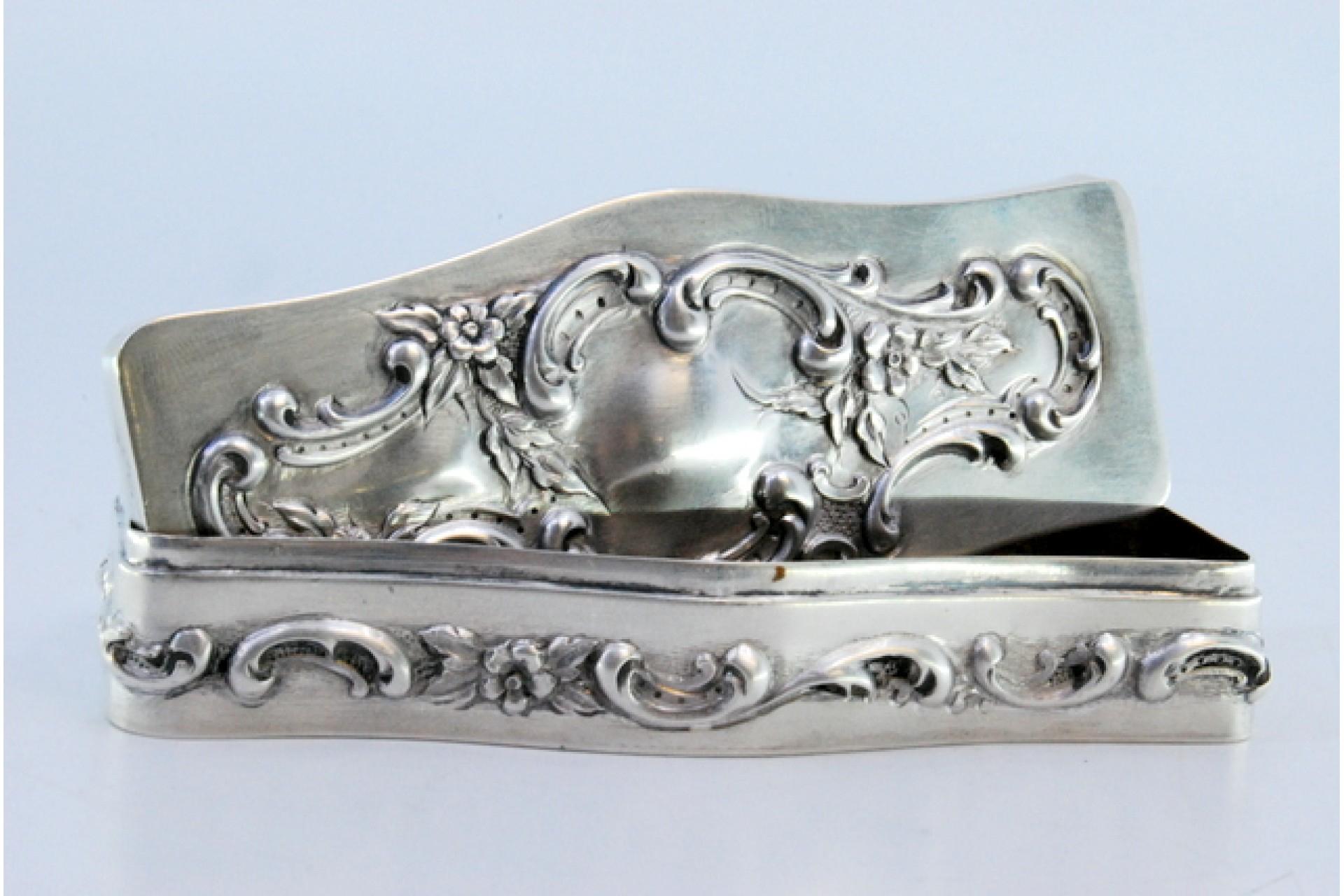 Argent Embossed silver box with floral motifs and scrolls en vente