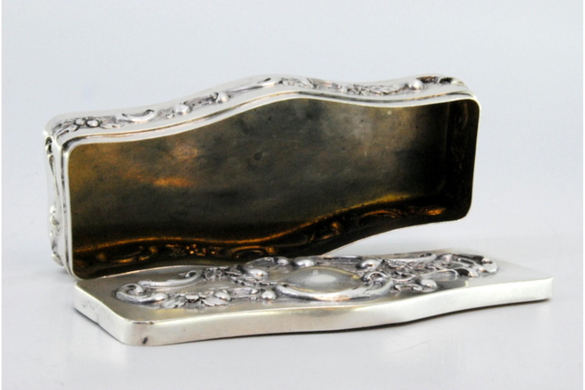 Embossed silver box with floral motifs and scrolls en vente 1