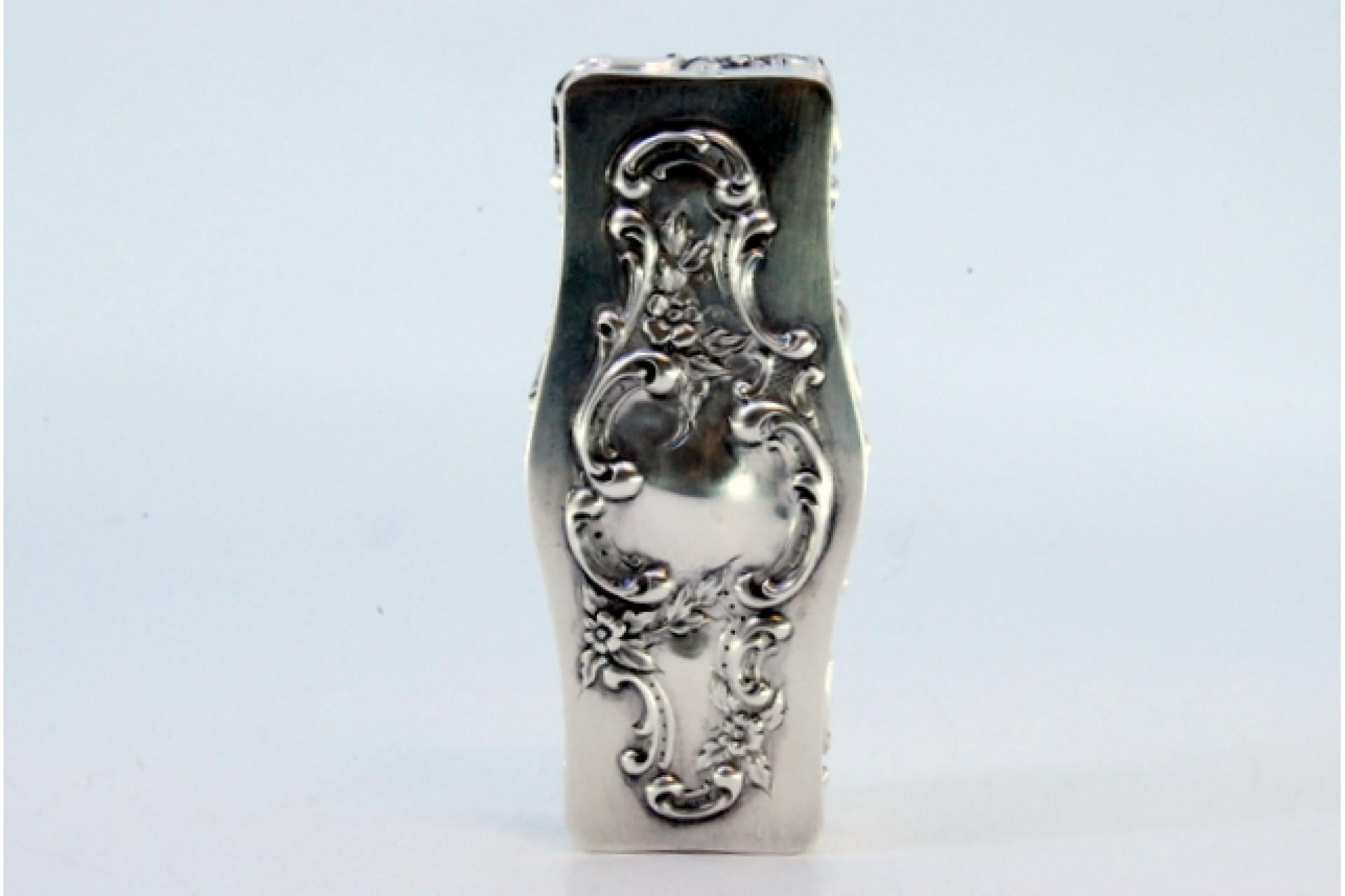 Embossed silver box with floral motifs and scrolls en vente 2