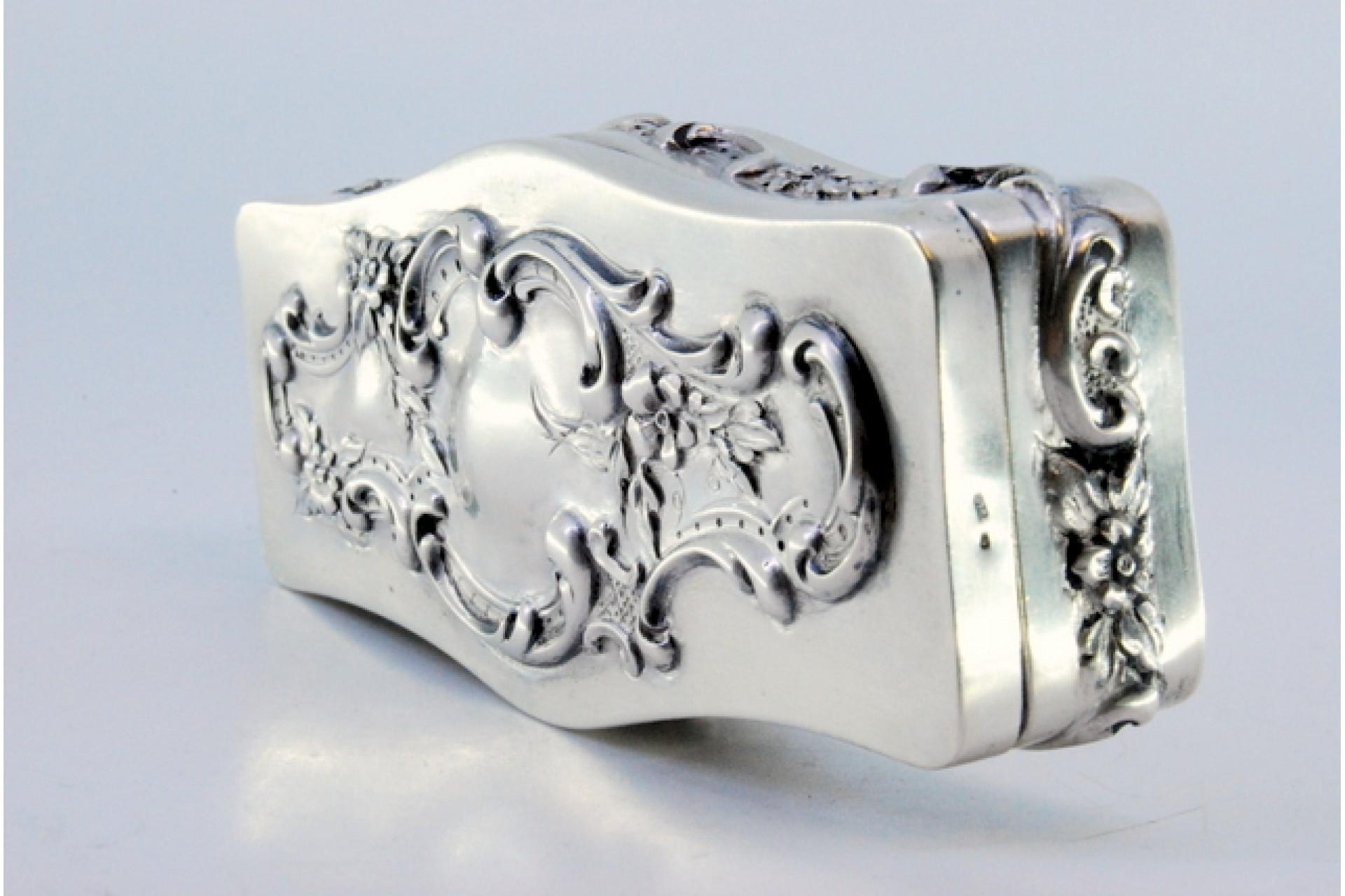 Embossed silver box with floral motifs and scrolls en vente 3