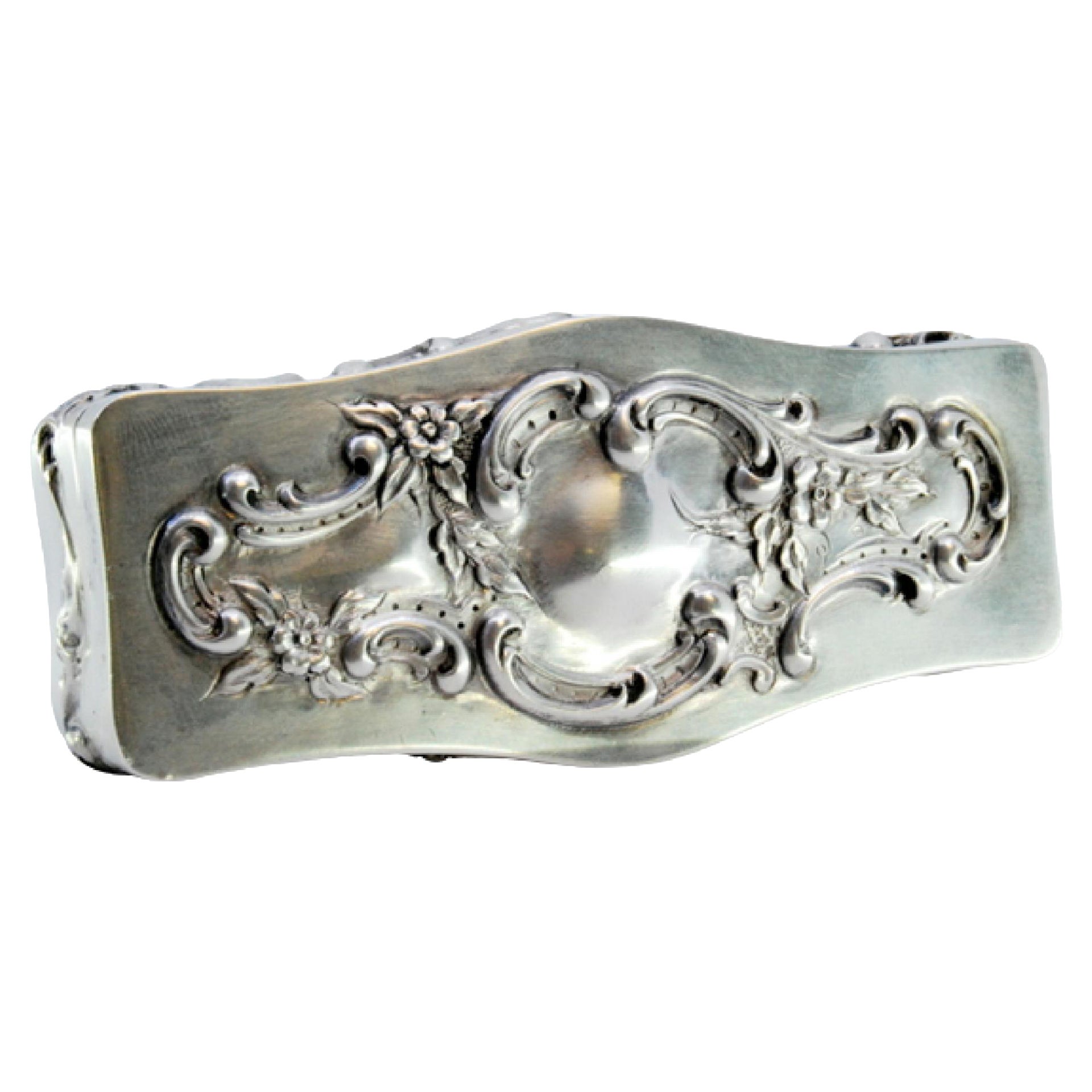 Embossed silver box with floral motifs and scrolls en vente