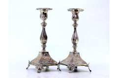 Candelieri in argento sbalzato con steli d'acanto e piedi tagliati su quadrati